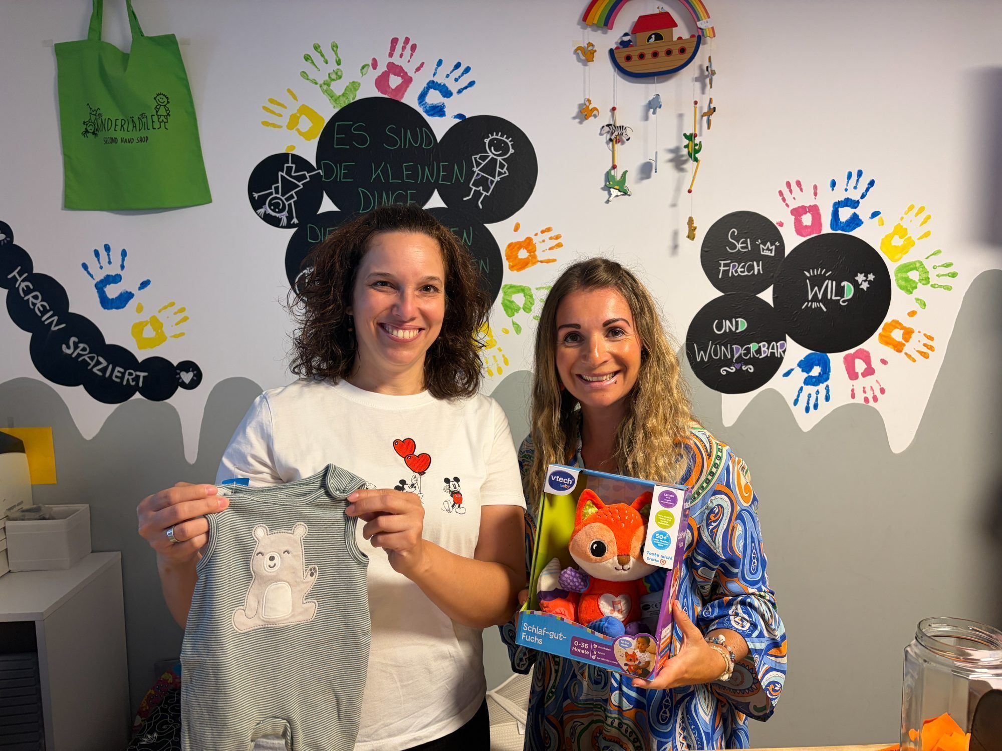 Martina Jussel und Stefanie Maier gemeinsam im Geschäft.