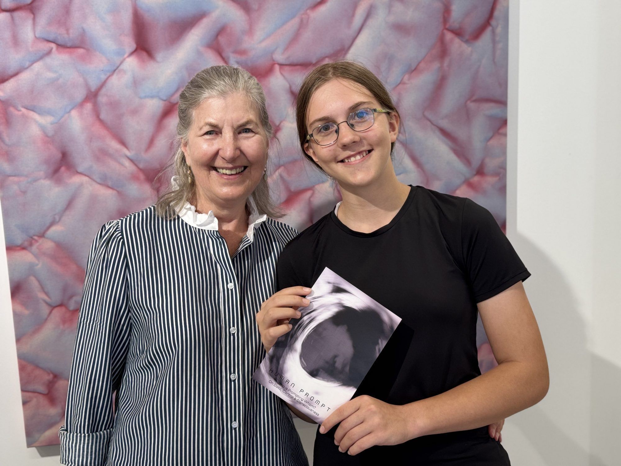 Kunstinteressiert: Rosmarie Strolz mit Enkelin Leandra.