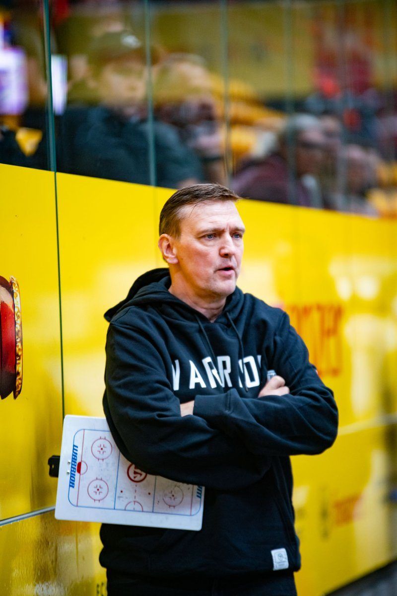 Pioneers-Trainer Marko Ojanen ändert gegen die Schweizer die Linienformationen.