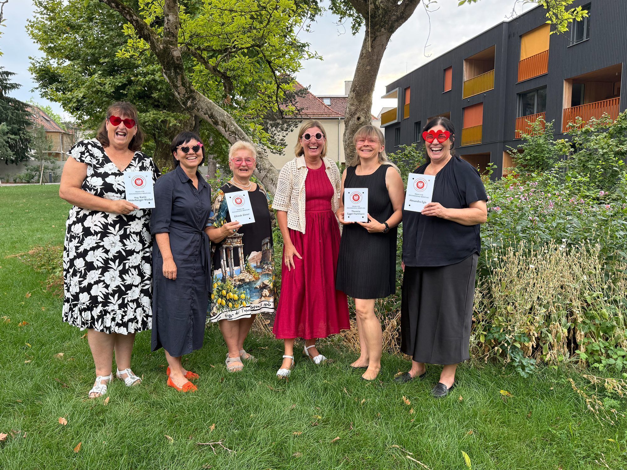 Sahen Rosarot: Karin Mittelberger-Waibel, Nicole Albrecht-Klinger, Elfriede Zörner, Monika Frick, Theresia Egger-Hartmann und Alexandra Egle.