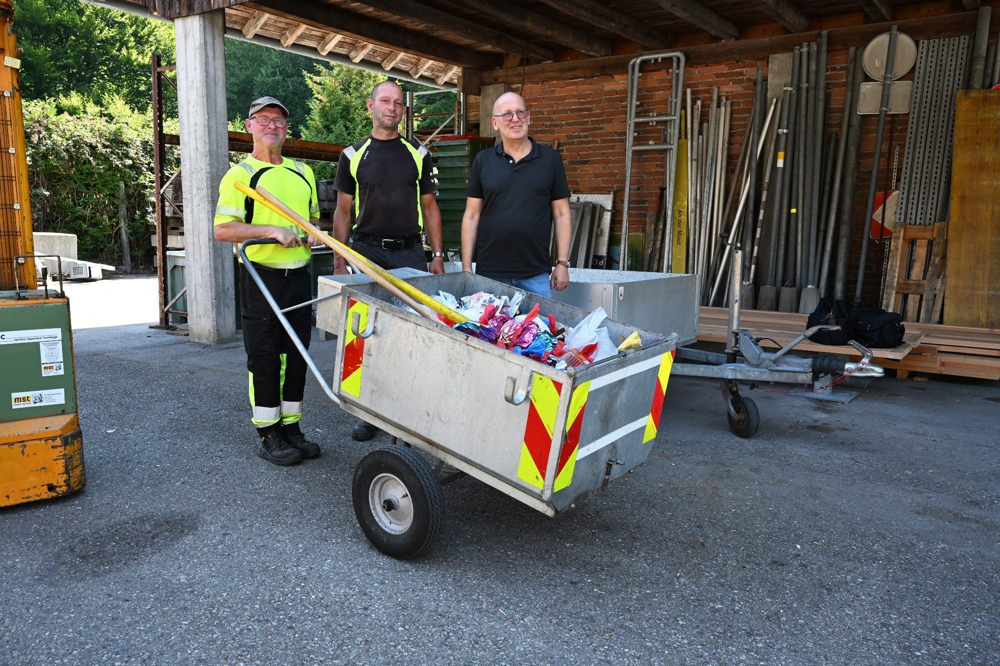 Reinhard Saler mit zwei seiner Klienten, die er als Jobcoach begleitet.