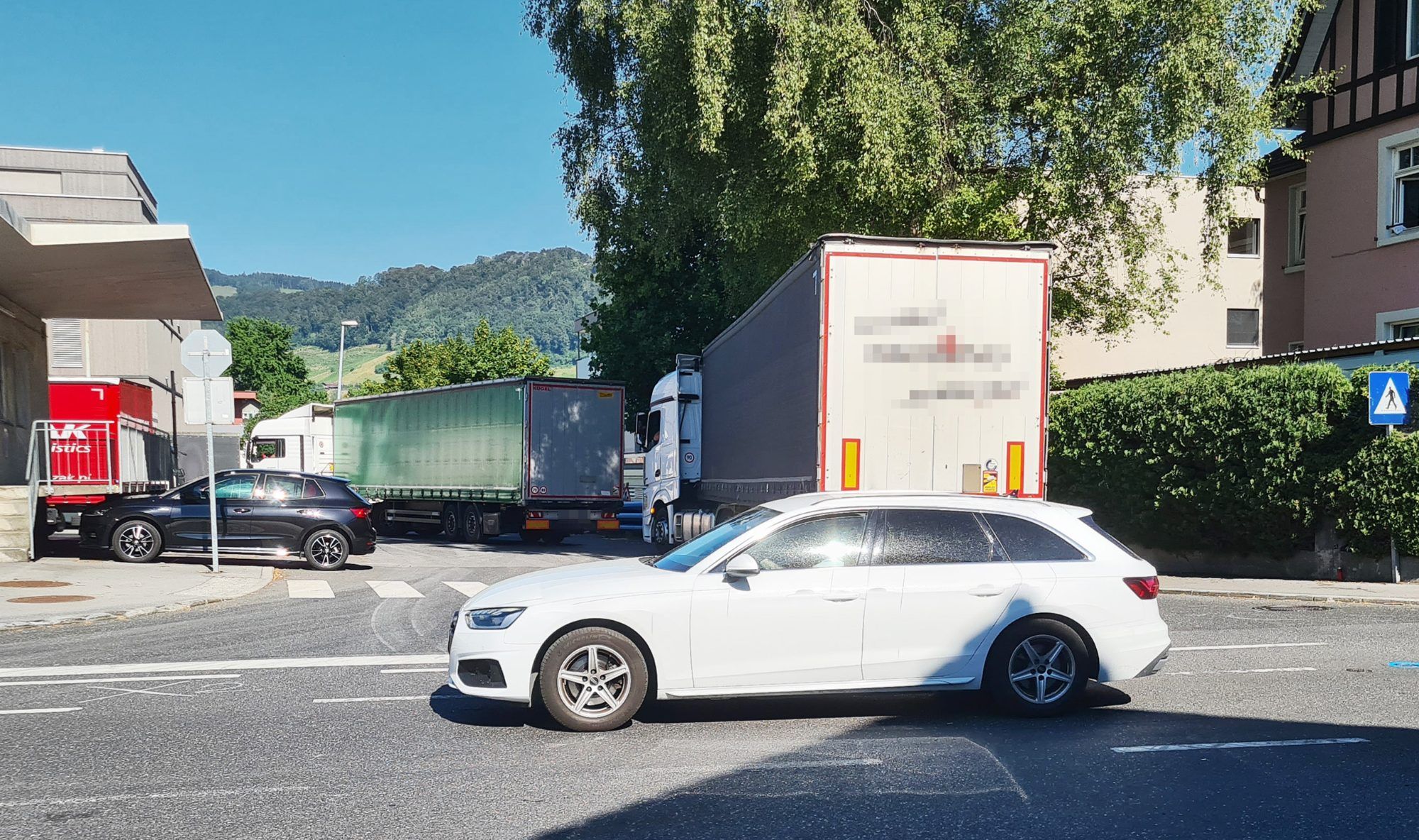 Der Platz ist zu eng für LKW, PKW und andere Verkehrsteilnehmende. (Quelle: Grabher)