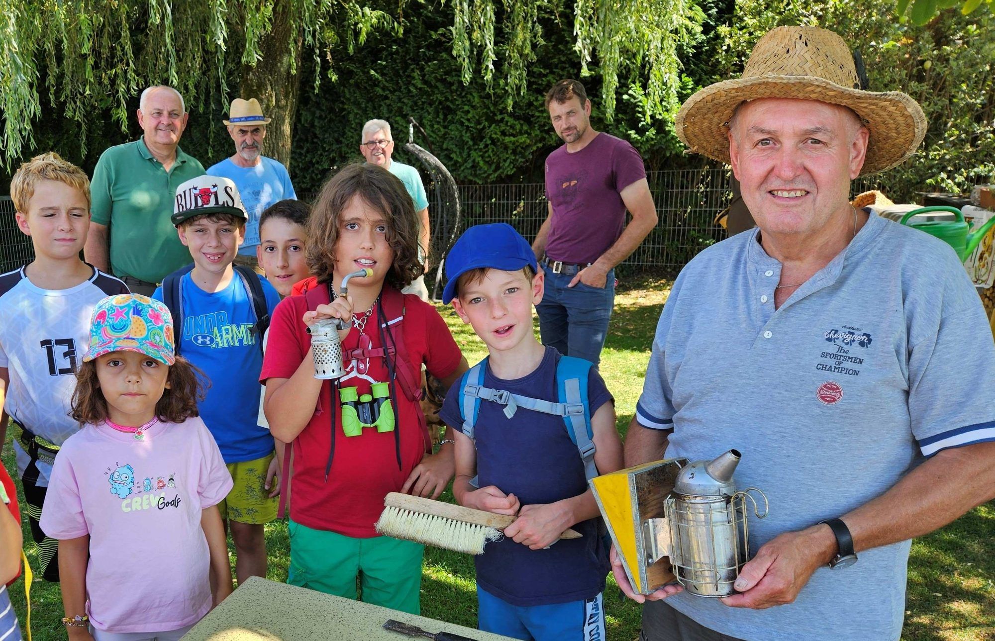 Lehrstunde mit Imker Wolfgang Schneider aus Möggers über Bienen und Imkerei.