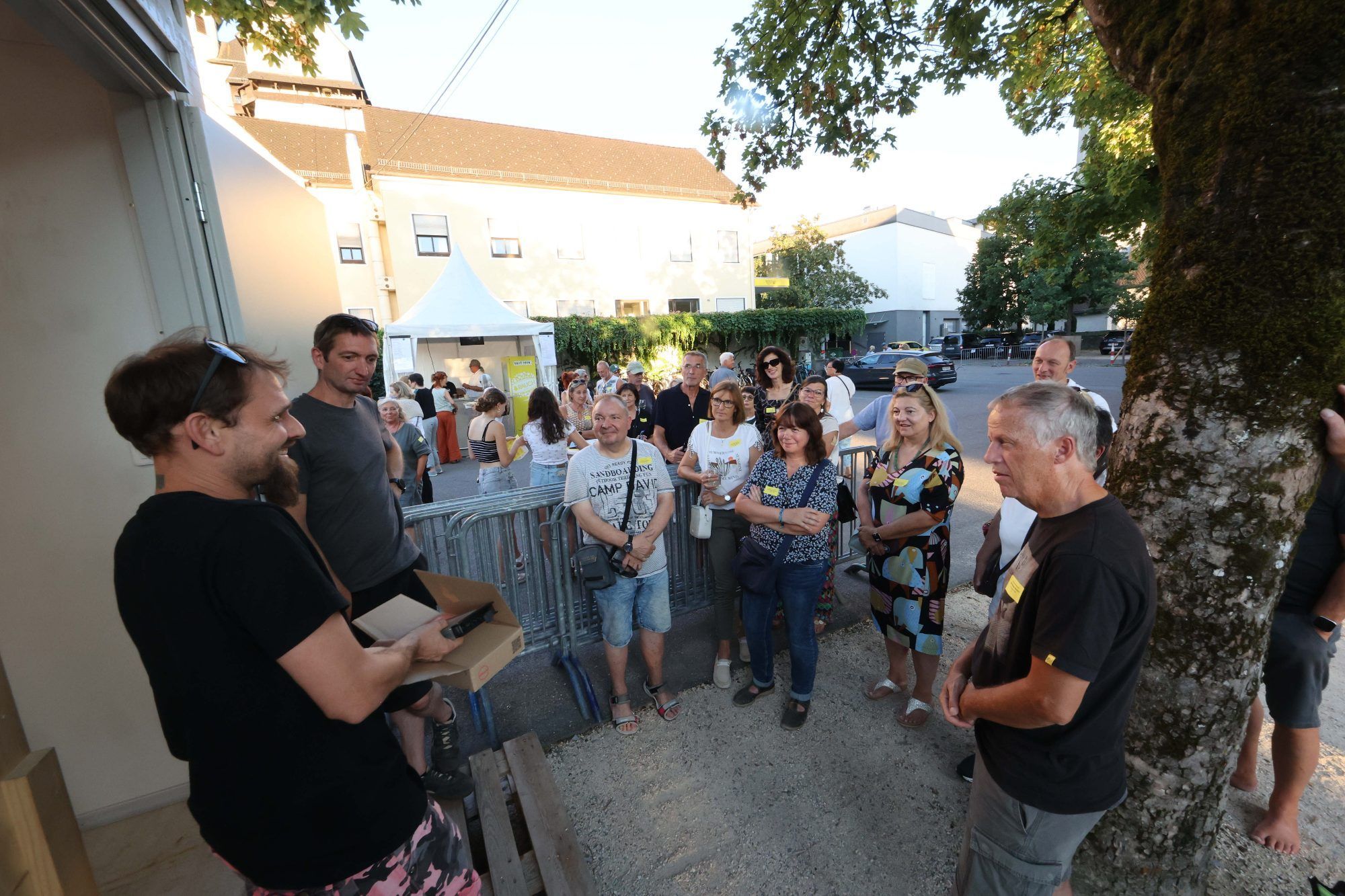 Christian Gehring (l) ist für das Übertragen der Filme auf Server und Projektor sowie das Abspielen zuständig.