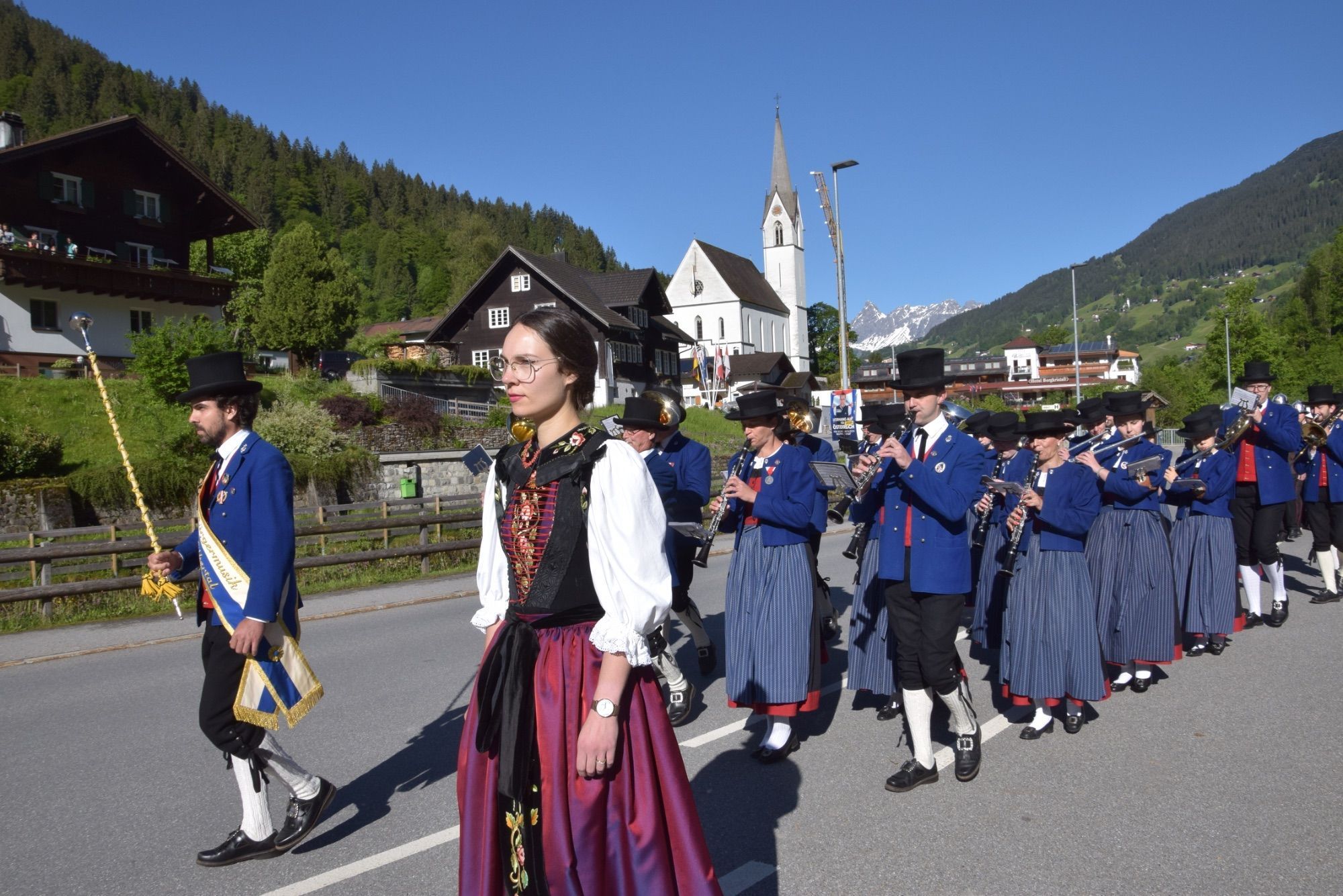 Unter der musikalischen Leitung von Kapellmeister Simon Ganahl wird auch die Bürgermusik Silbertal (hier an Fronleichnam 2024) die Feierlichkeiten in ihrem Heimatdorf mitgestalten.