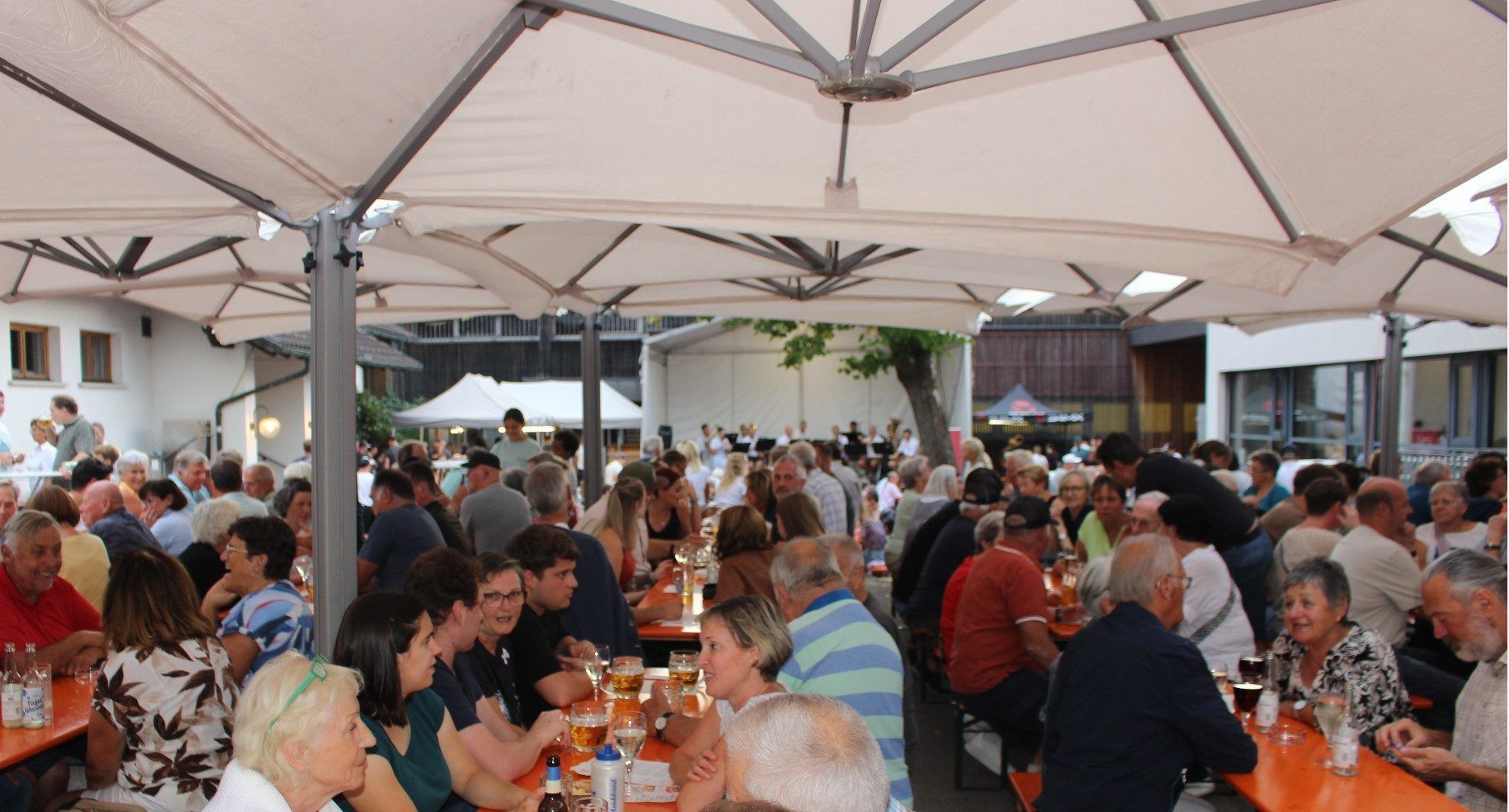 Volles Haus und Riesenstimmung beim vorletzten Käsklatsch dieses Sommers. PETER STRAUSS