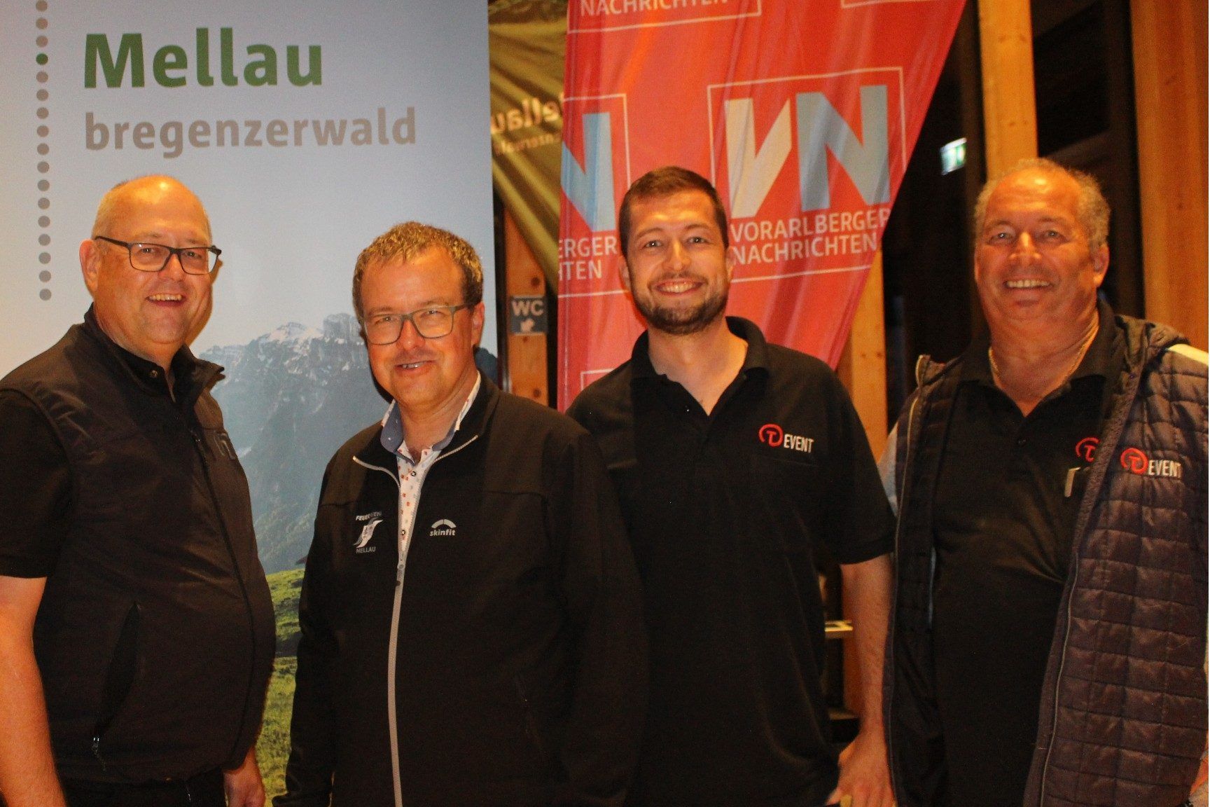 Alexander Feurstein, Bürgermeister Tobias Bischofberger und die Caterer Andreas und Tim Meusburger ließen sich durch die Verlegung i den Saal nicht entmutigen: „Wir werden es sicher wieder versuchen“, dachten sie schon an ein nächstes Open-air.