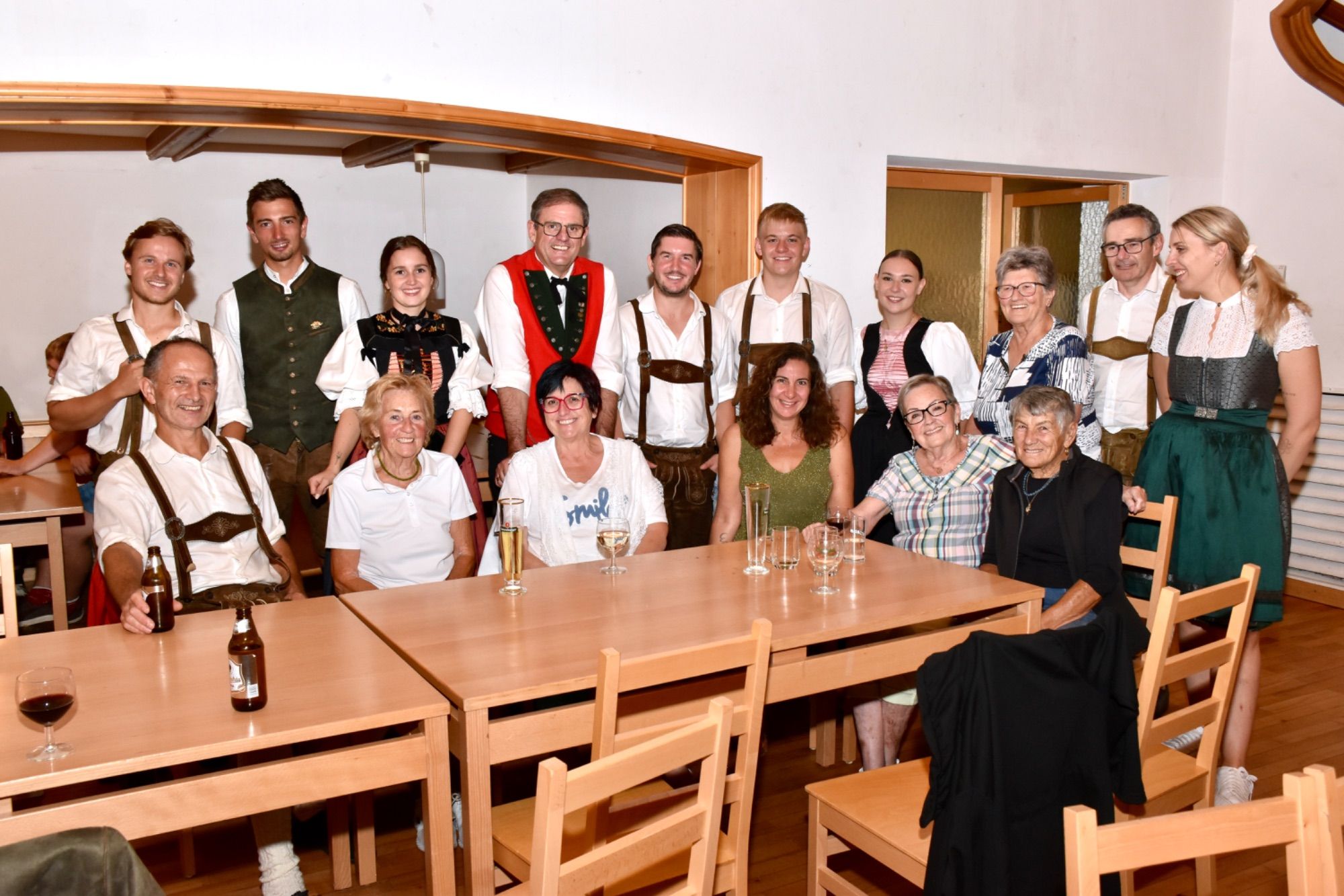 Klaus Mattle (zweite Reihe, in Rot, mit Vereinsmitgliedern und Einheimischen im Vallülasaal.