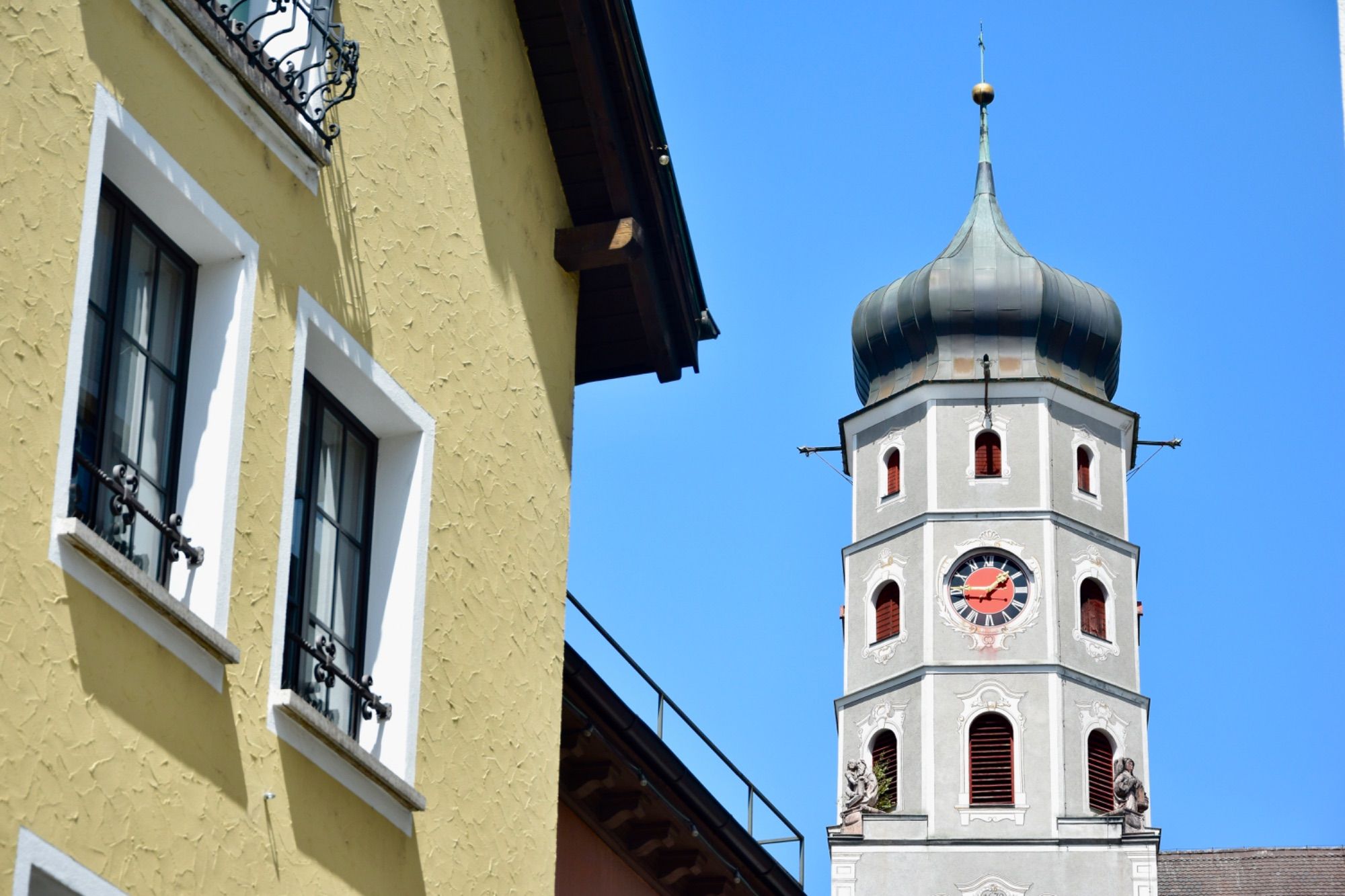Blick zur Laurentiuskirche über den Dächern der Alpenstadt.