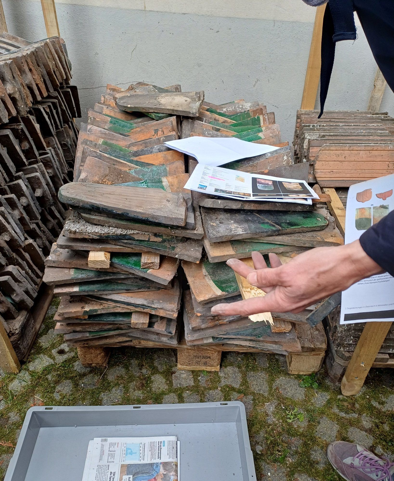 Alte Dachziegel aus unterschiedlichen Jahrhunderten werden für die Spendenaktion aufbereitet.