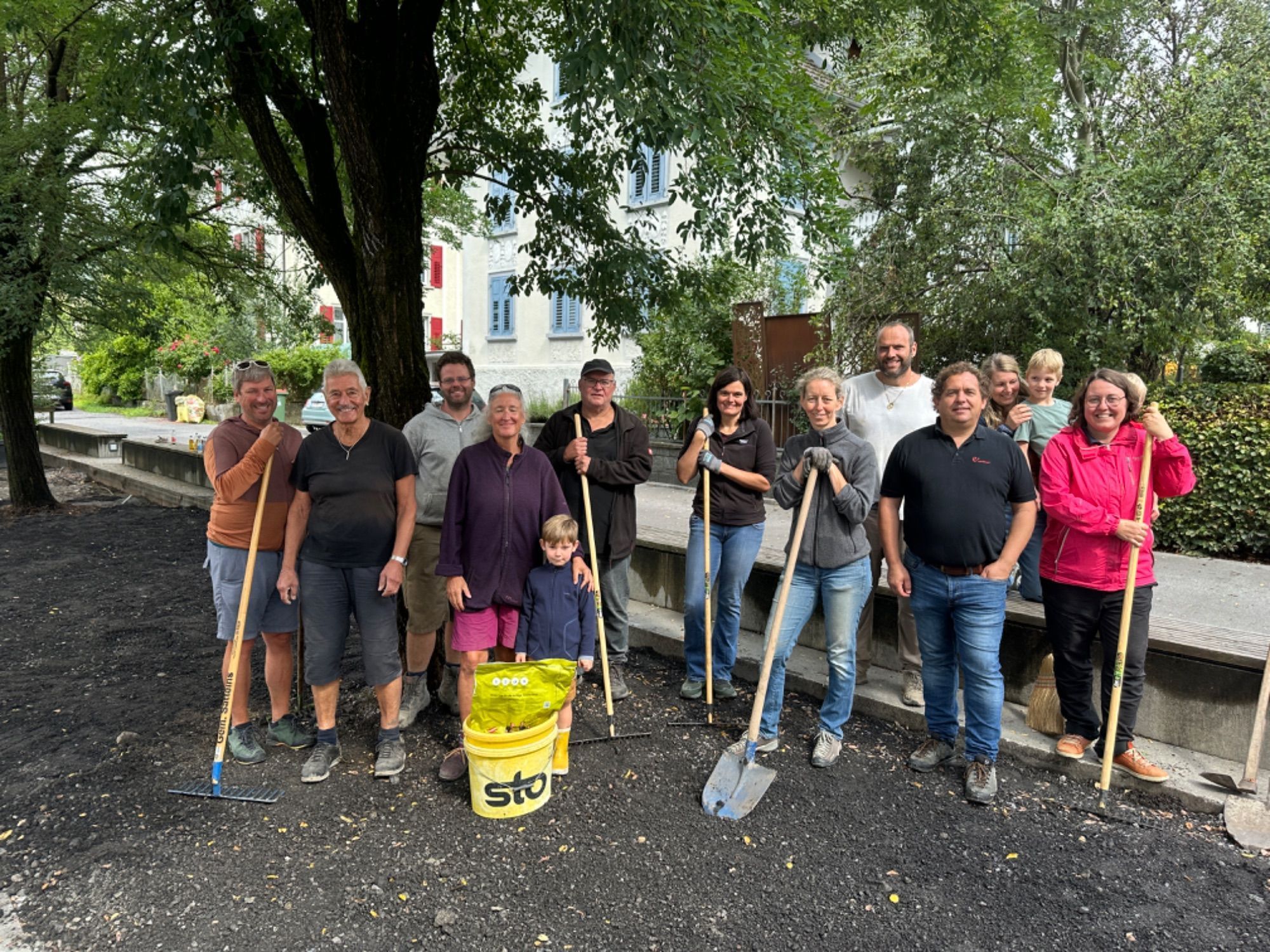 Der Verein Bodenfreiheit bot beim Volksschulplatz in Satteins einen kostenlosen Entsiegelungsworkshop an.