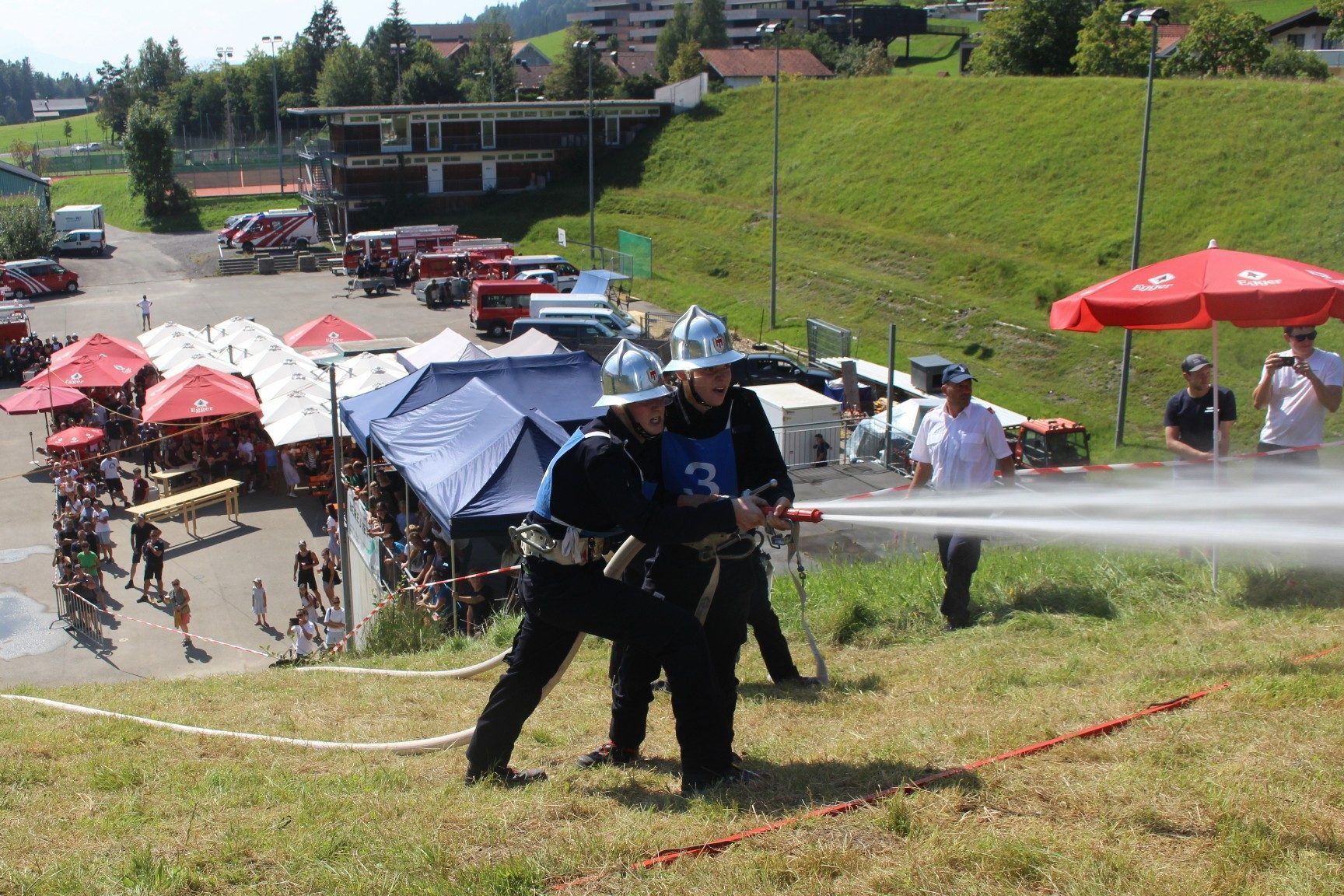 In der ehemaligen Alberschwender Eis-Arena kämpfen die Feuerwehren zum zehnten Mal beim Alpin-Nassbewerb um den goldenen Bergschuh. PETER STRAUSS
