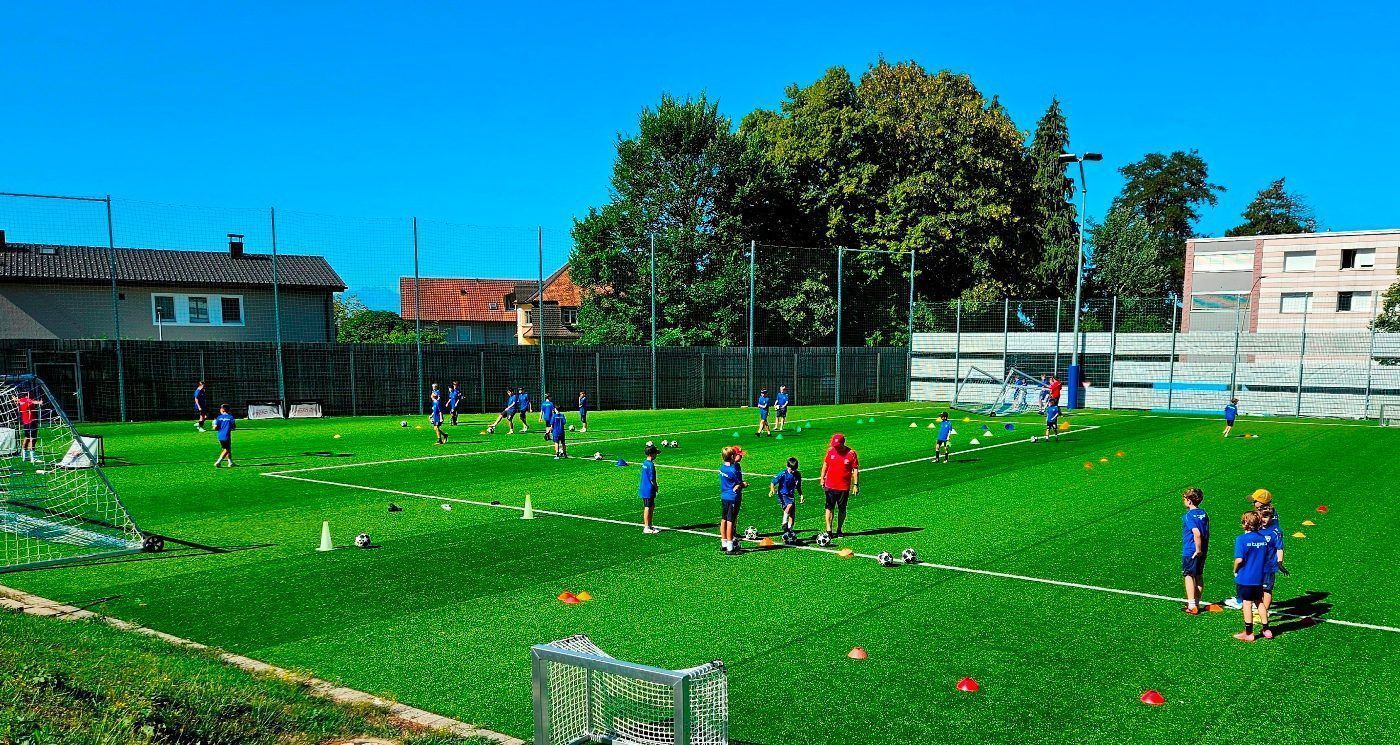 Impressionen vom „Leiblachtaler-Raiffeisen-Fußball-Nachwuchs-Camp 2026“ des SV typico Lochau im Stadion Hoferfeld.