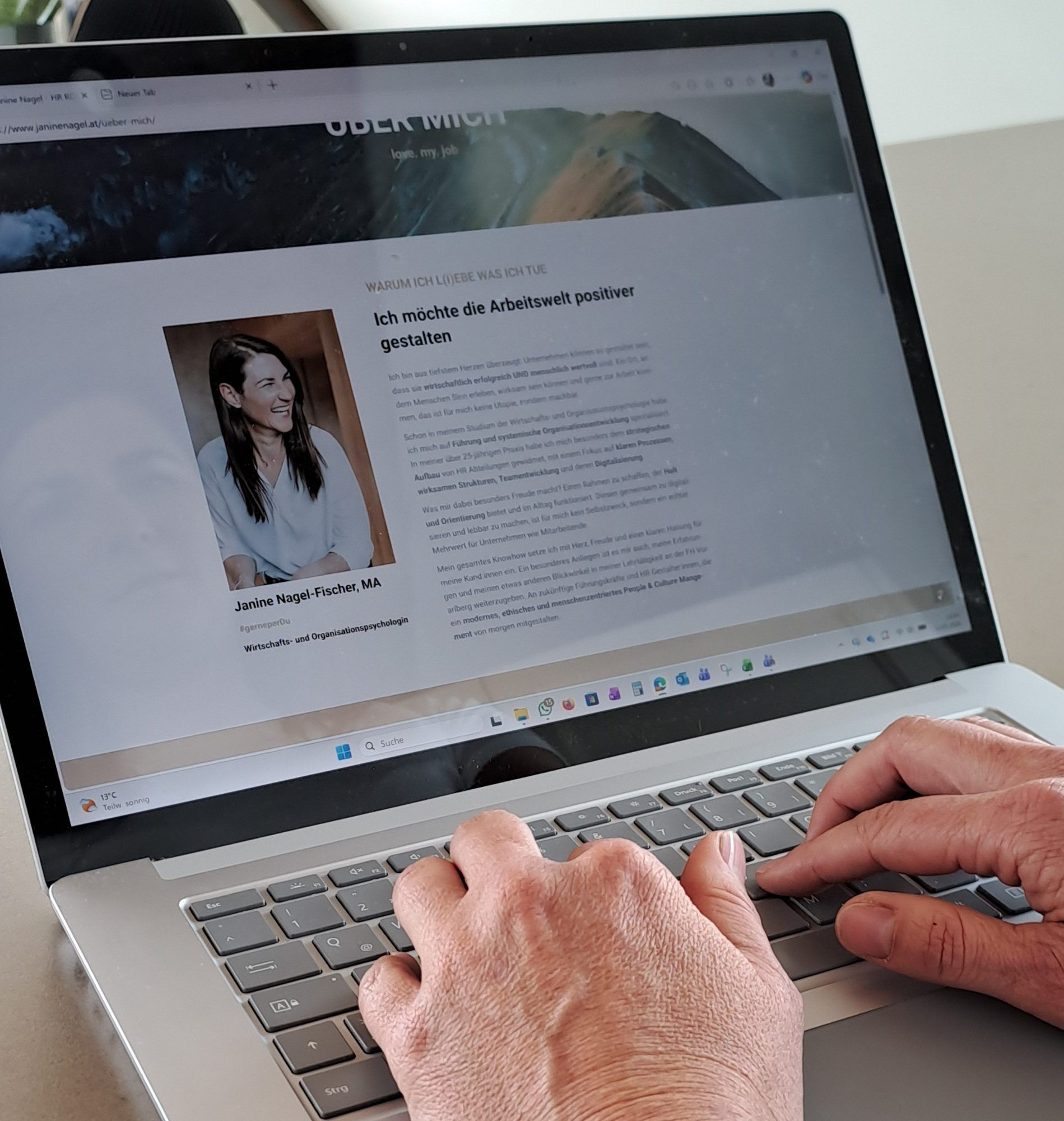 Als Unternehmensberaterin will Janine zur positiveren Arbeitswelt beitragen.