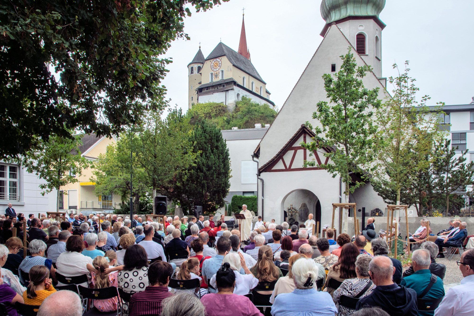 Mit der Messe vor dem St. Peter beginnt das Rankweiler Pfarrfest. MICHAEL TAGGER