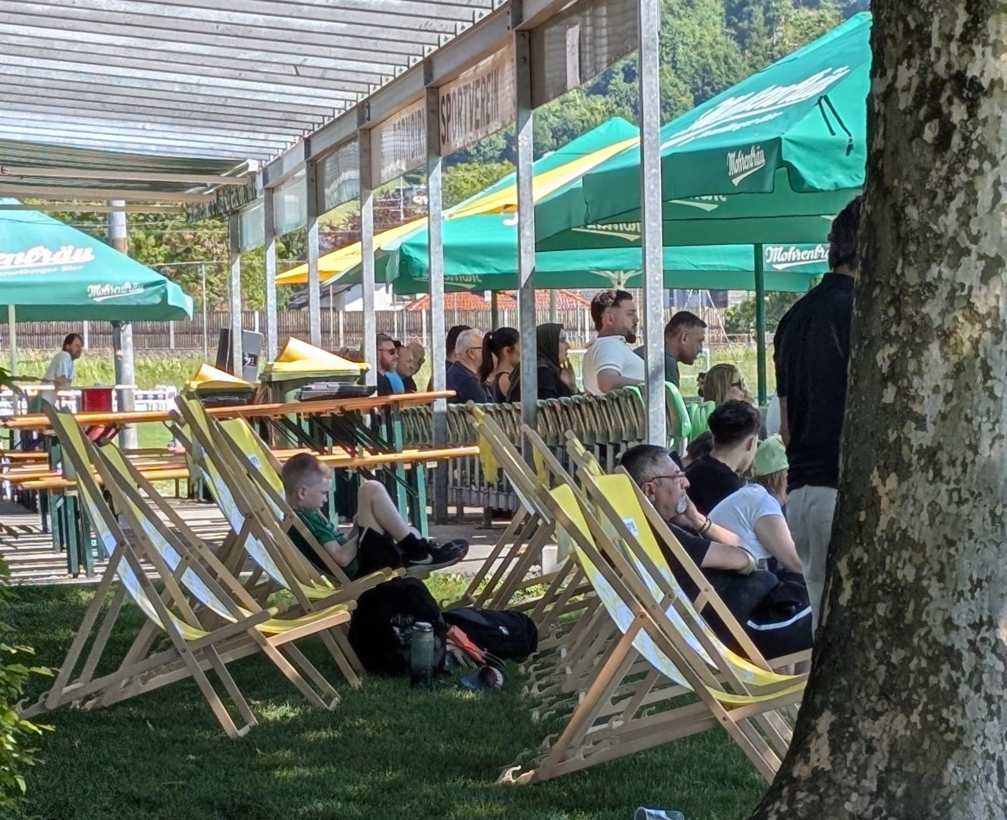 In gemütlichen Liegestühlen lassen sich die Fußballspiele in der Emma und Eugen Arena genießen. 