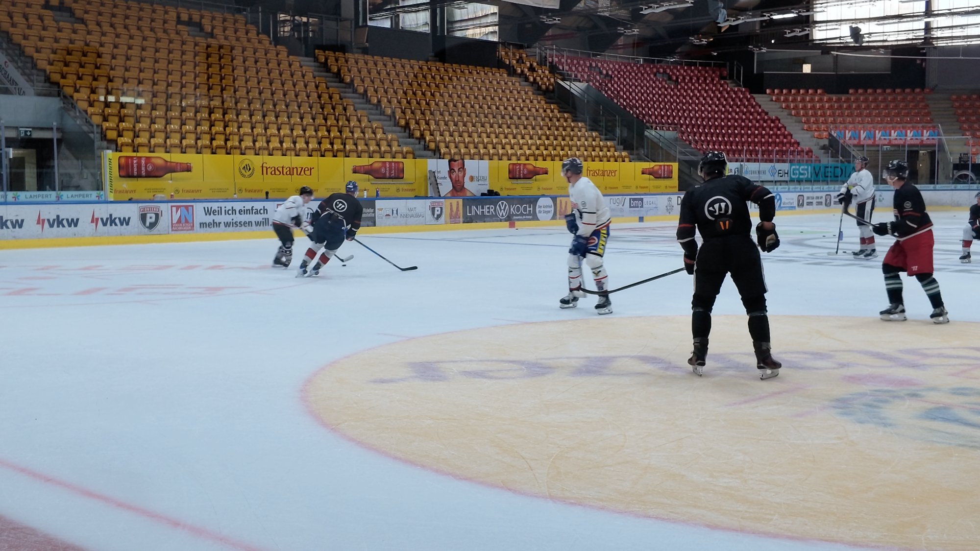 Die ersten Spieler der Pioneers ziehen in der Vorarlberghalle ihre Runden. Das erste offizielle Training findet am 10. August statt. (ABR)