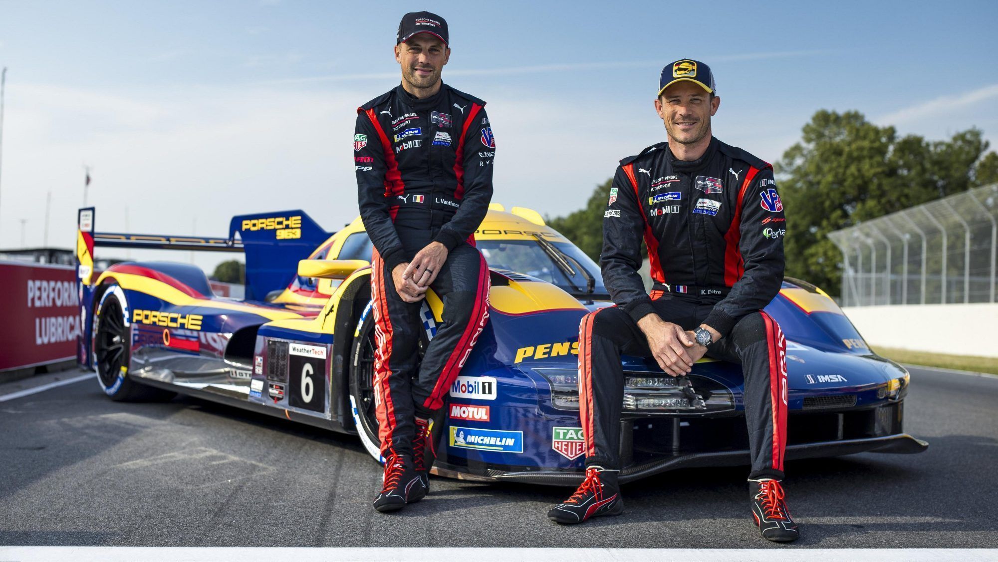Kévin Estre (r.) mit Laurens Vanthoor und dem Porsche 963 in Nostalgiedesign.