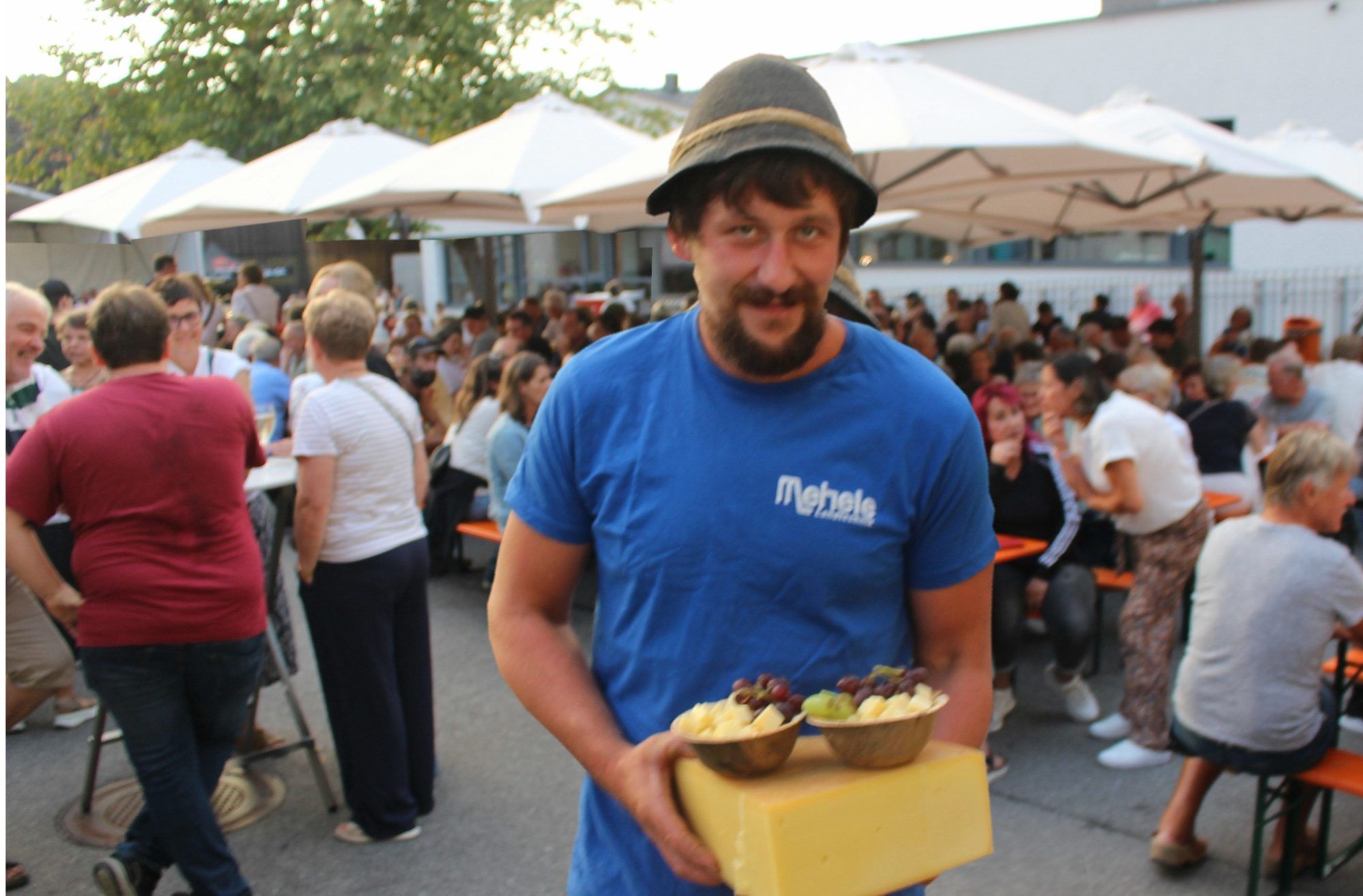 Simon Fechtig und seine Partnerin Sonja Keller (Simon: „Sie konnte nicht zum Käsklatsch kommen, einer von uns muss ja auf der Alpe arbeiten.“) muss sich darauf einstellen, dass die Alpsaison heuer viel früher endet.