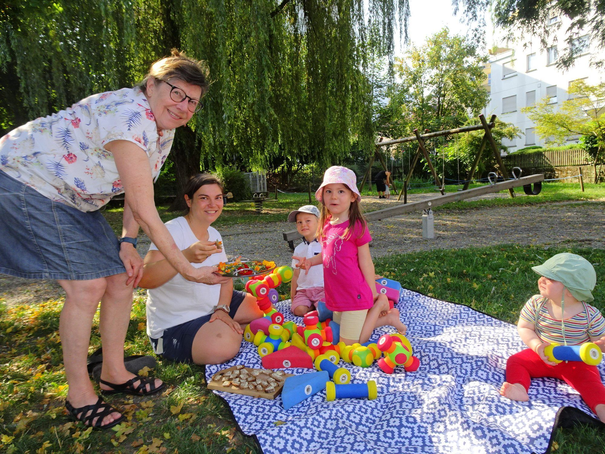 Die Familien nutzten die Möglichkeit neben dem Spielespaß auch Leckereien aus dem Garten von Ingrid Benedikt zu probieren.