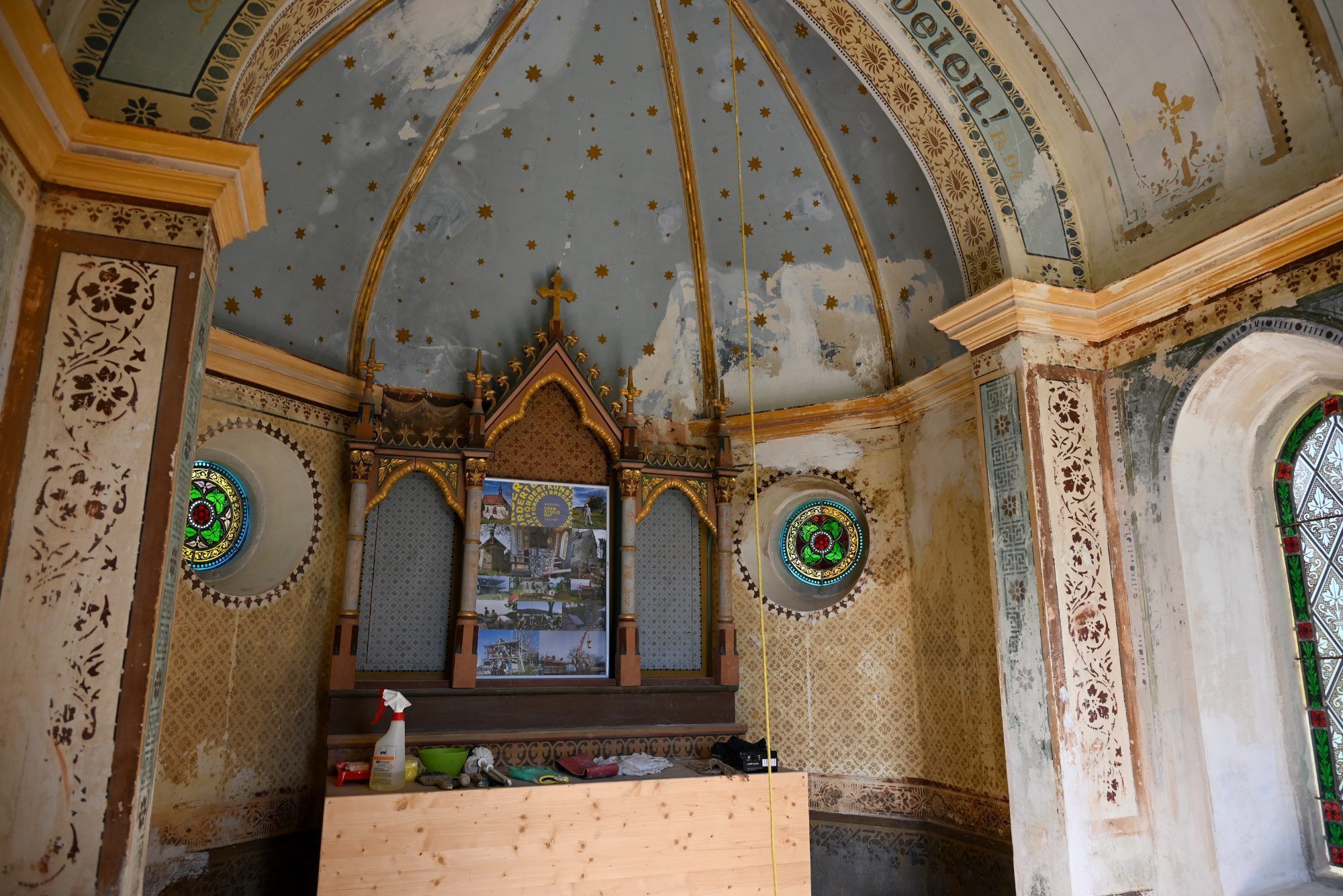 Die Kapelle Flühlen wird saniert. Claus Kergel bedankte sich bei der Gemeinde darin, in dem er die neuen Fenster übernahm.