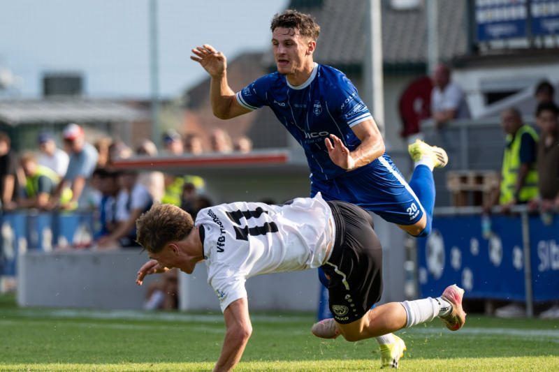 Wendepunkt: Eldar Mehmedovic wird nach diesem angeblichen Foul an Noel Gunz des Feldes verwiesen. VN-SERRA