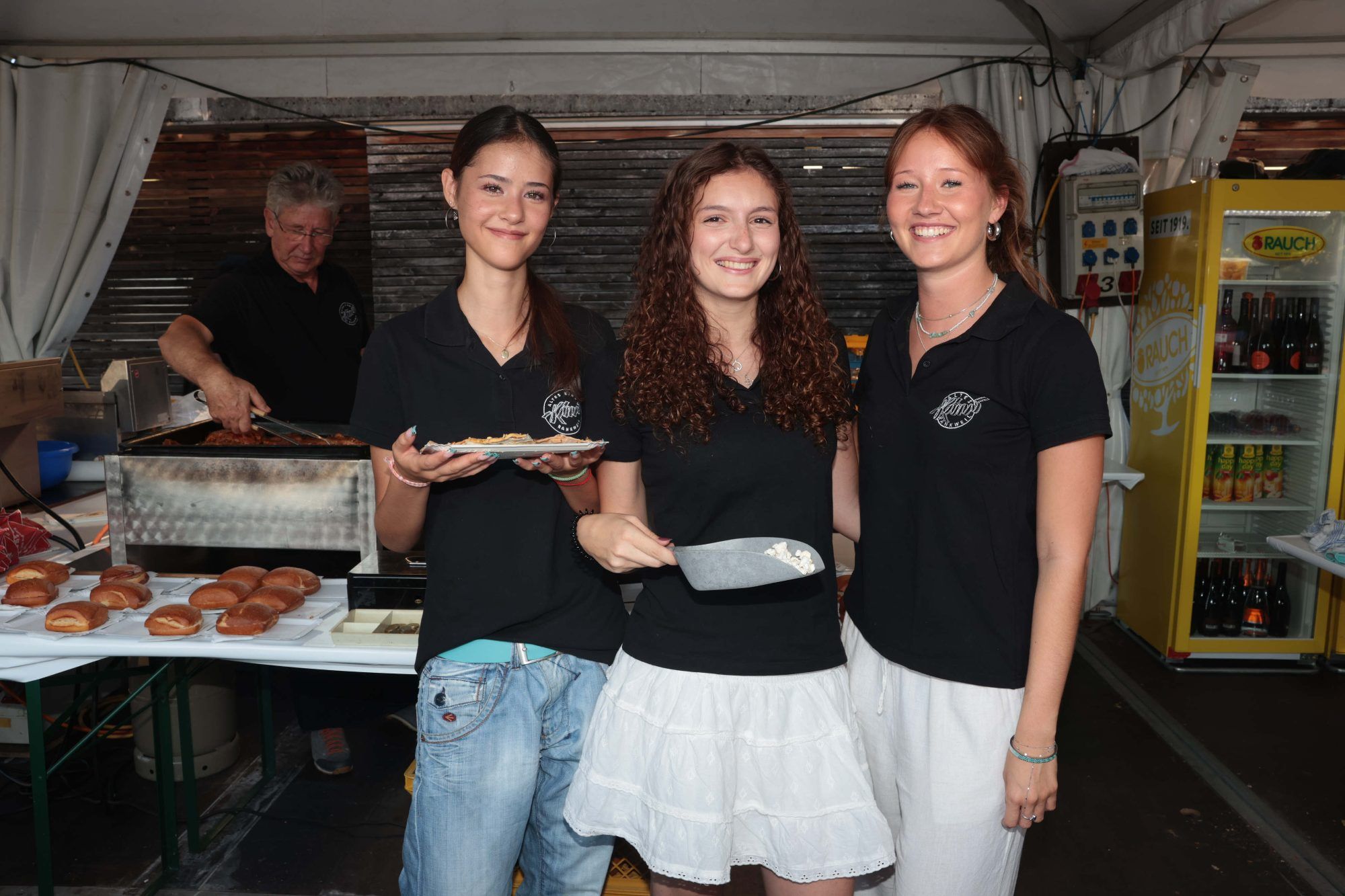 Mit Flammkuchen und Popcorn: Sofie Walch, Ronja Mathis und Nora Matt.