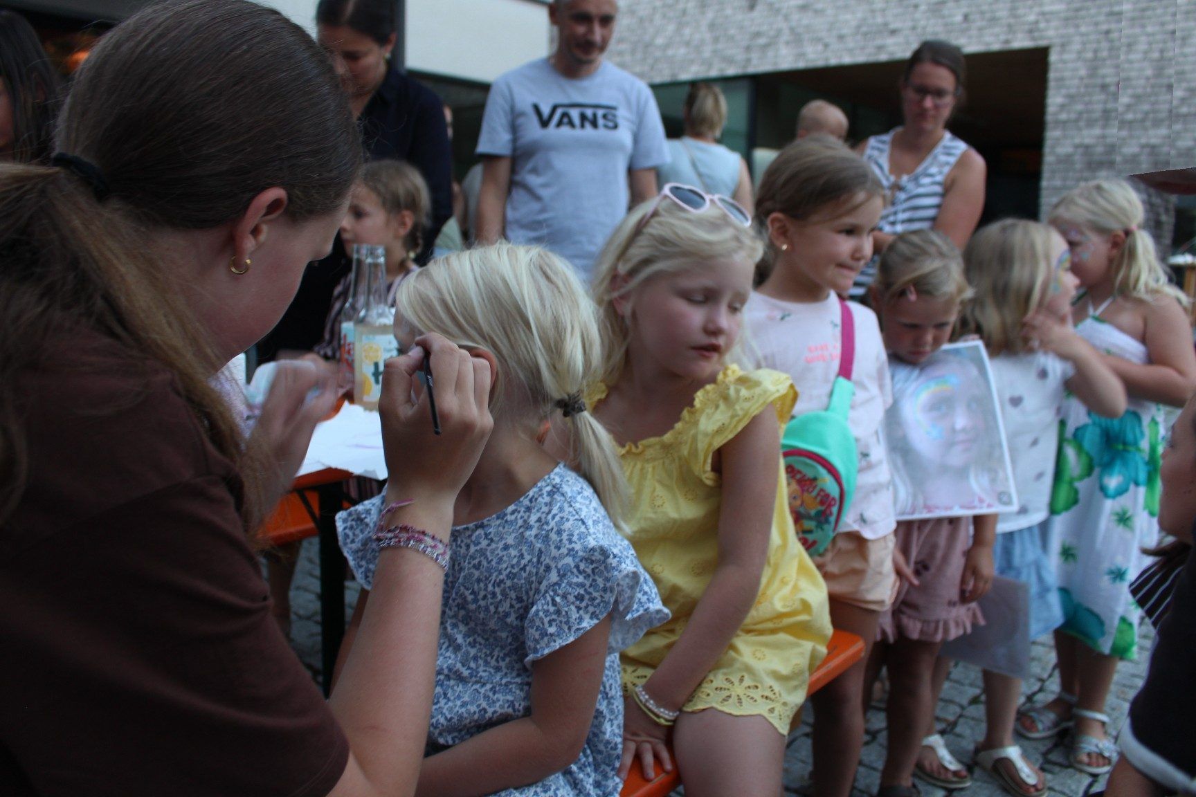Großes Gedränge auch beim Schminken. Familienverband und Frau Holle waren am letzten Abend für das Kinderprogramm verantwortlich.