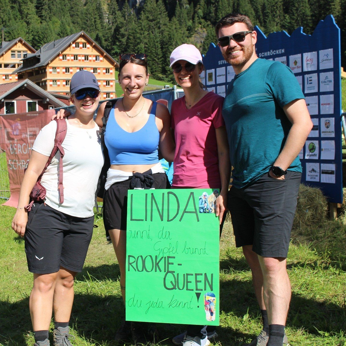 Ab 2 Uhr gehen Läuferinnen und Läufer auf den Weg über die sieben Grenzberge von Schröcken, um 9 Uhr startet die Rookie-Tour – dank gestaffelter Startzeiten erfolgt ein zusammengedrängter Zieleinlauf ab etwa Mittag. Manche haben ihren Fanclub dabei . . .