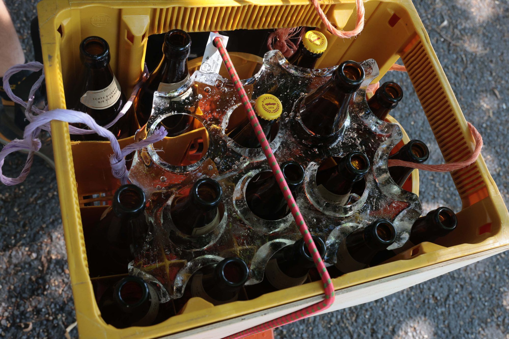 Eisplatten auf den Bierkisten.