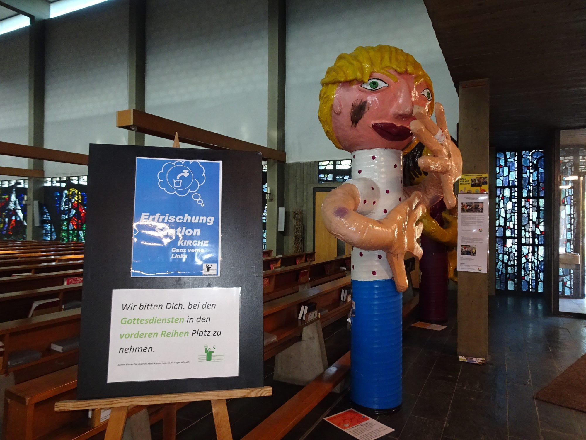 Acht Riesenkinder bringen das Thema Kinderrechte in die Pfarrkirche Rohrbach.
