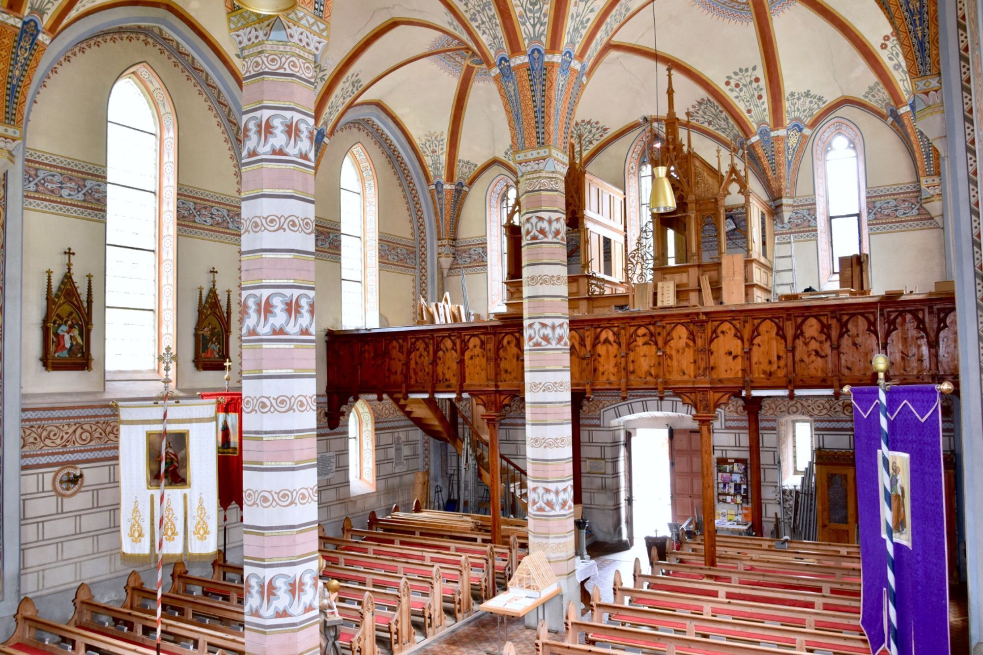 Außenaufnahmen der Pfarrkirche Silbertal (Juni 2026), Orgelpfeifen der Silbertaler Orgel während der Restaurierung in der Silbertaler Kirche (Juni 2026), .