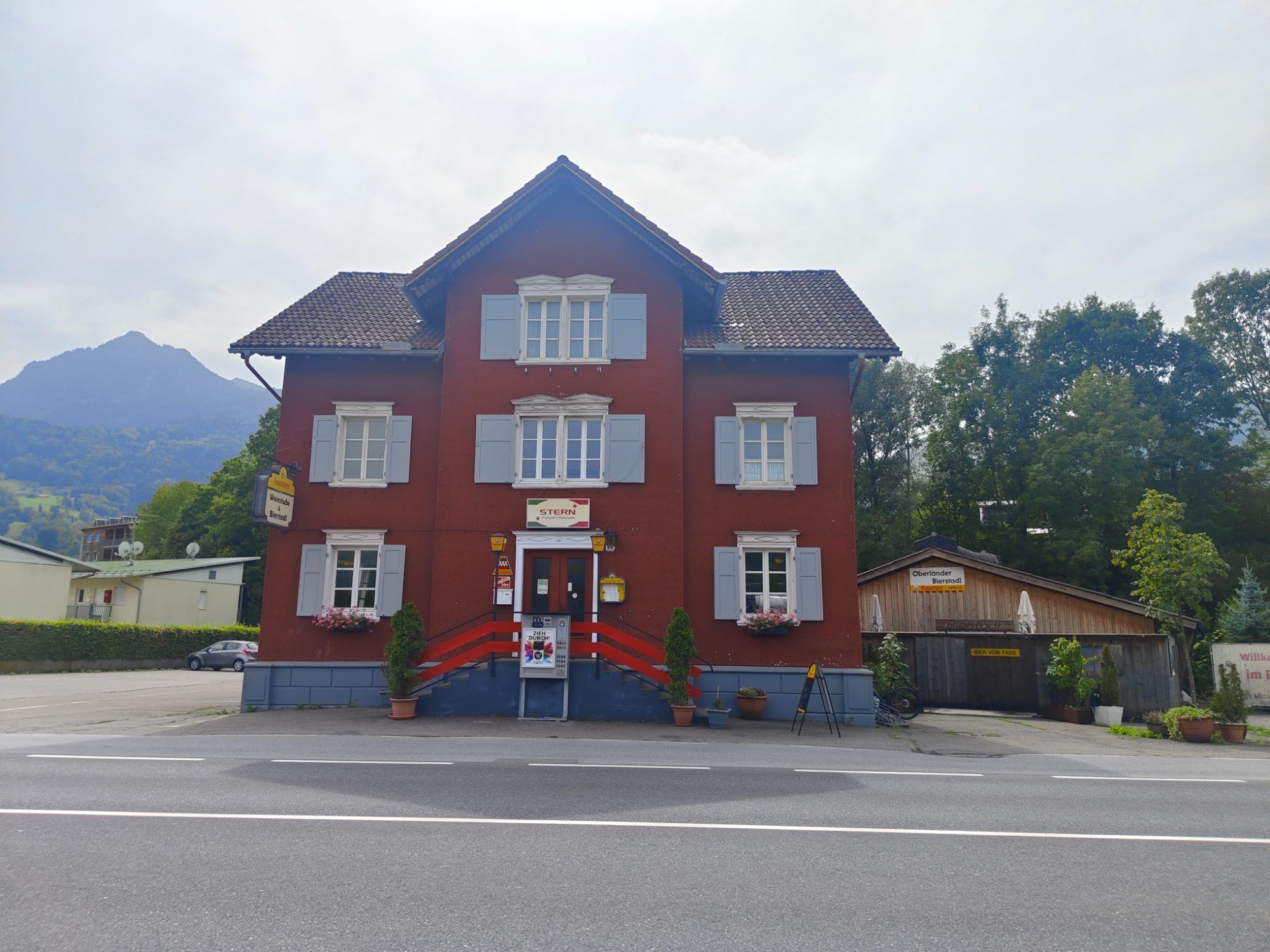 Täglich außer mittwochs lädt die Weinstube Pizzeria Stern zum Einkehren ein.