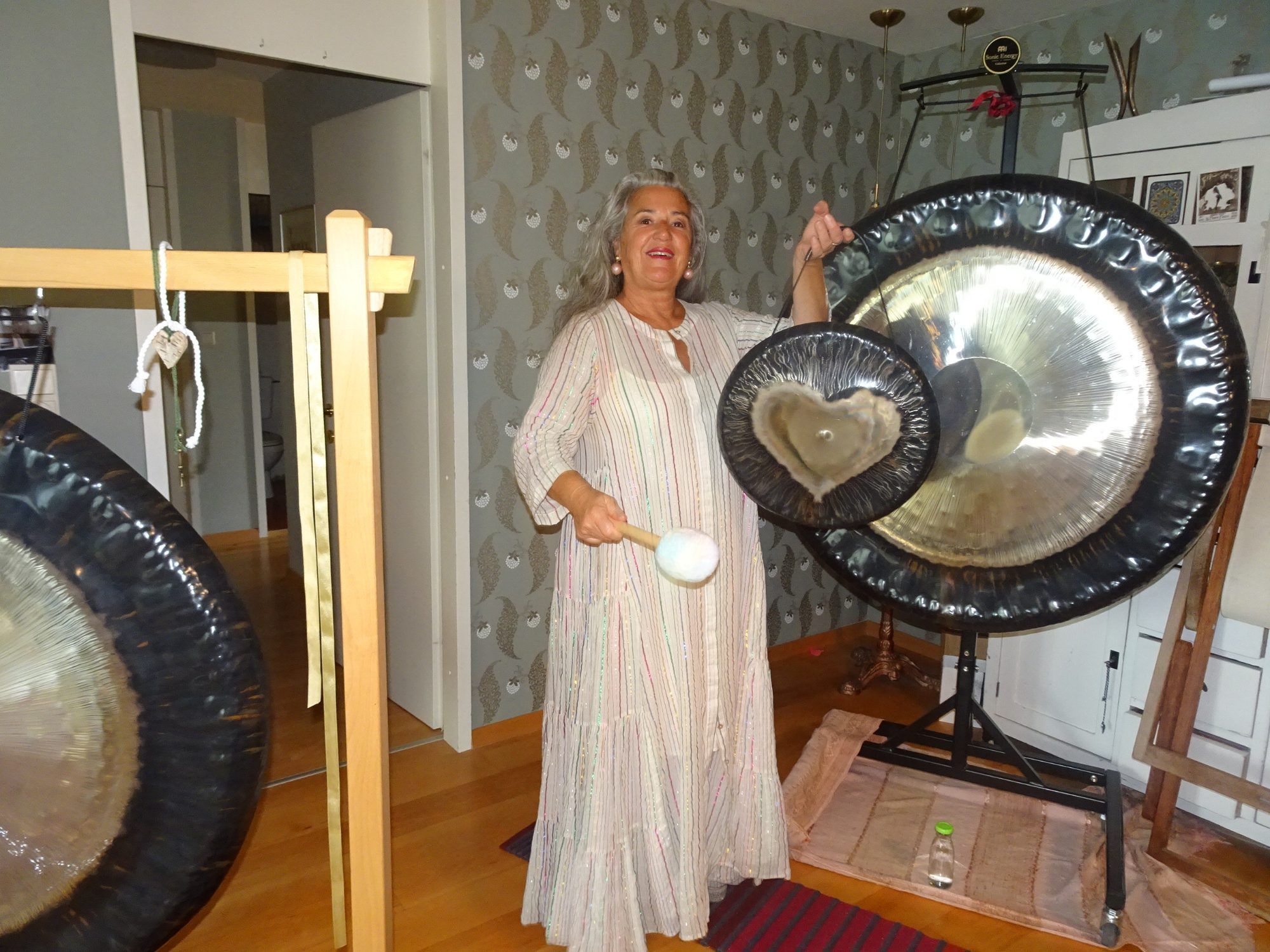 Karin Amann mit ihrem selbst hergestellten Herzg-Gong - im Hintergrund