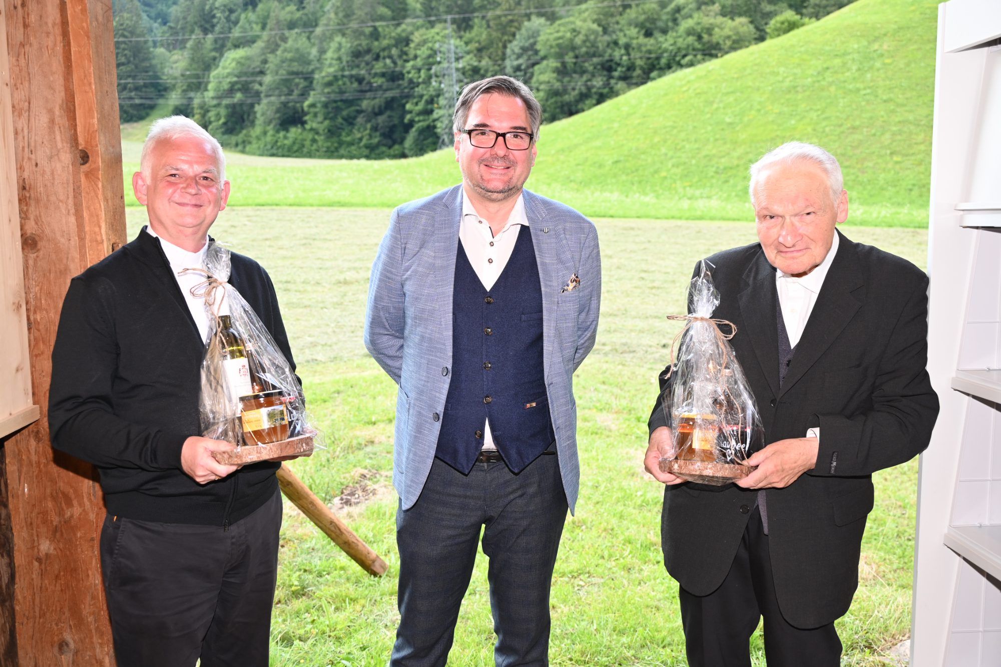 Pfarrer Juen, Christof Thöny, Pfarrer Zorta bei der Ausstellungseröffnung.