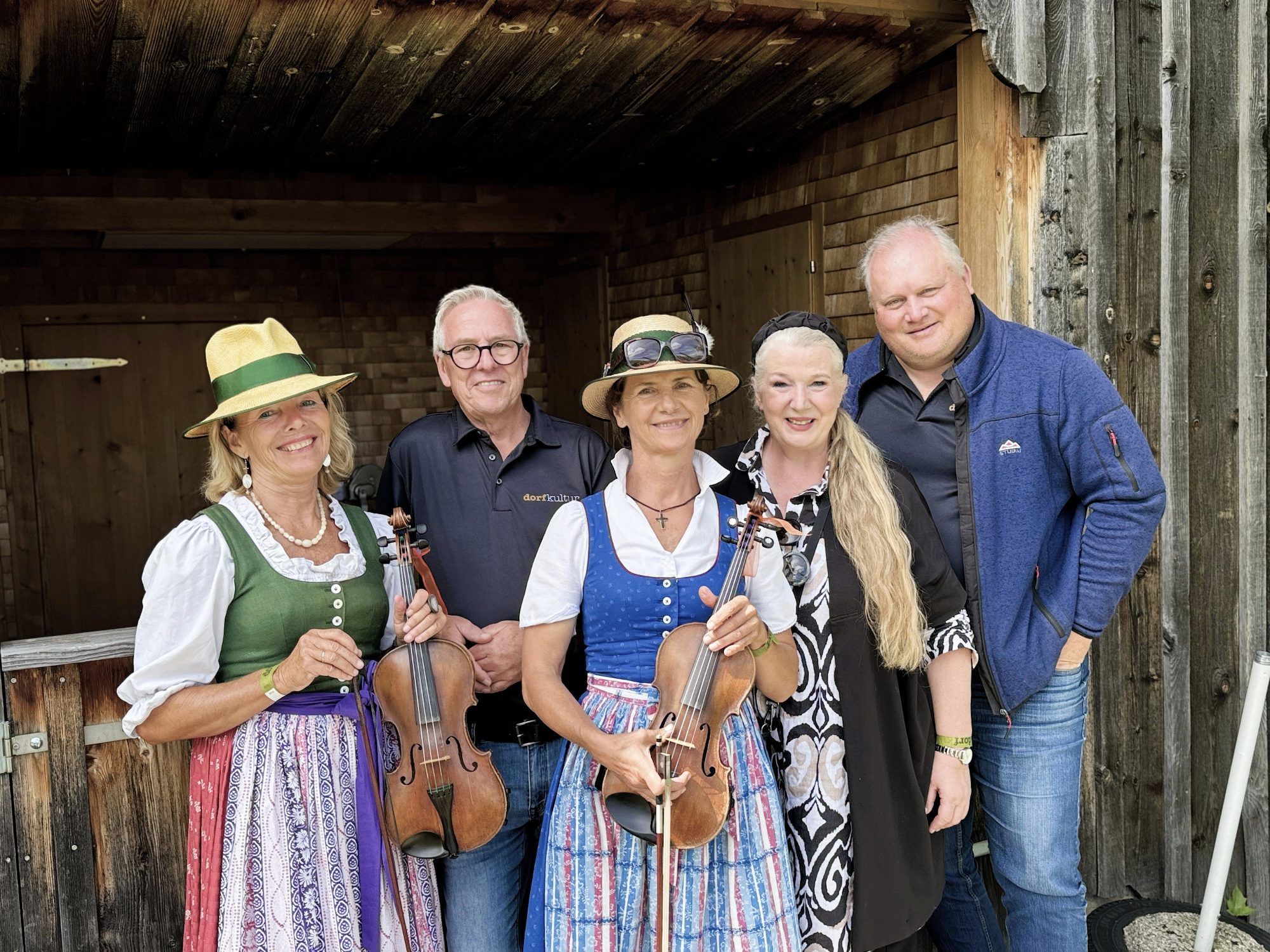 Dorfkultur-Obmann Klaus Riezler, Vizeobmann Andreas Hammerer und Beirätin Anna Irene Eberle mit den Genussgeigerinnen Reinhild Wiener und Maxi Trausinger bei der Veranstaltung.
