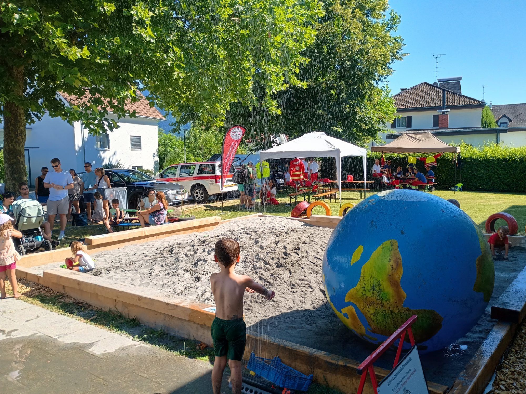 Der neue Sandkasten wird bereits fleißig genutzt.