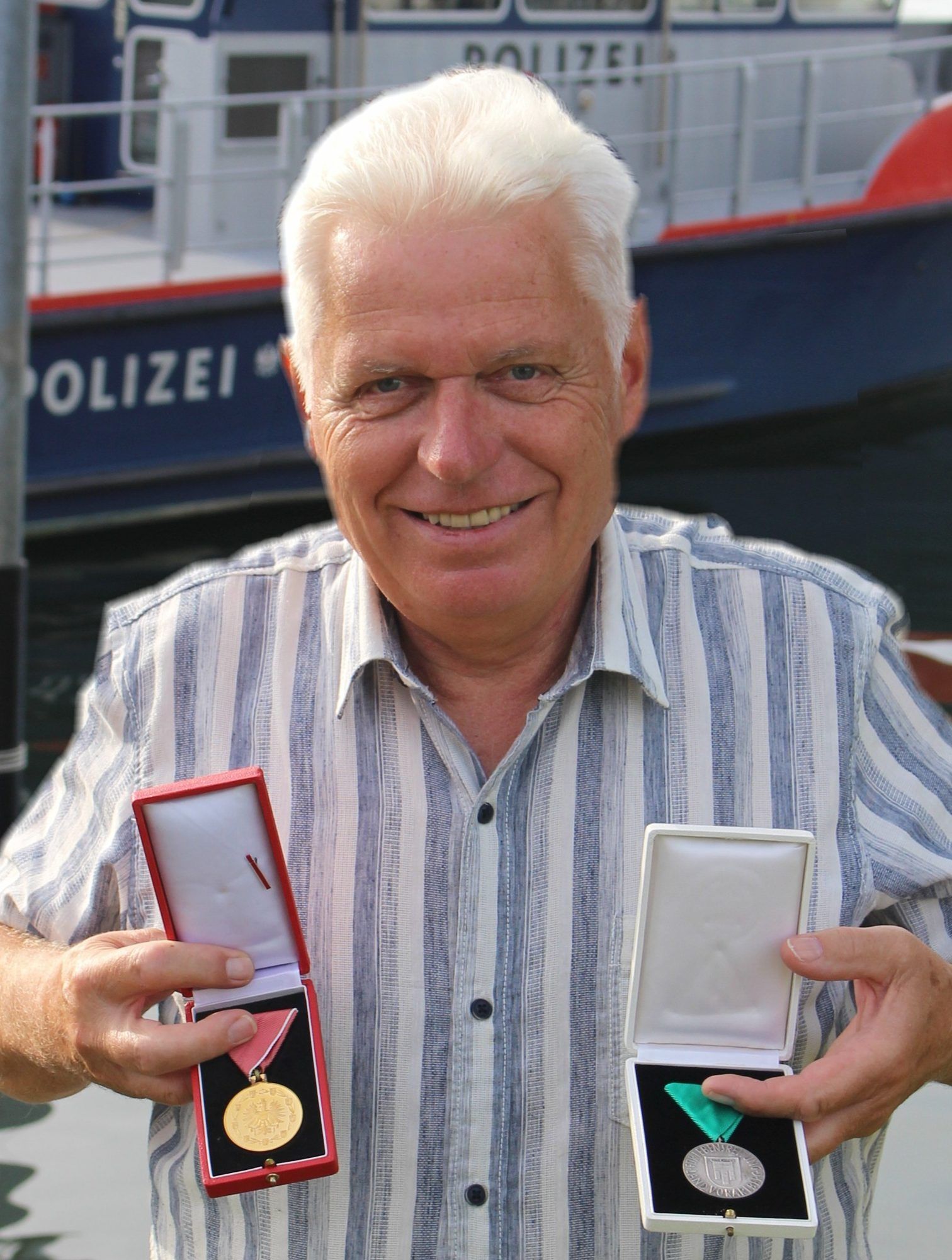 Vor seinem „Dienstfahrzeug“, dem Polizeiboot, erzählt Wilfried Schneider von einem dramatischen Einsatz, für den er mit der Lebensrettungsmedaille ausgezeichnet worden und für den er zudem von Bundespräsident Thomas Klestil die Goldene Medaille am roten Bande für Verdienste um die Republik Österreich verliehen erhielt. PETER STRAUSS