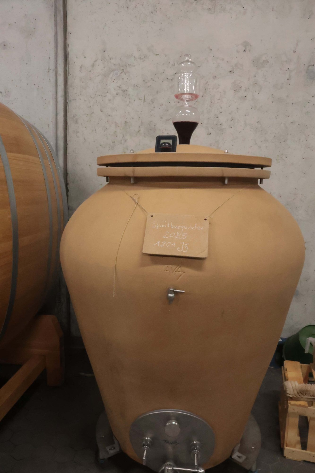 In einem der kühlen Weinlagen findet sich neben etlichen großen und kleinen Holzfässern auch eine Amphore.