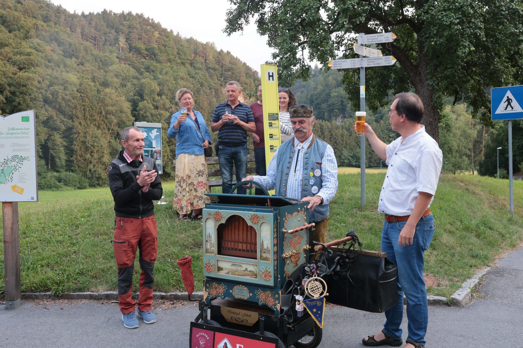 Geburtstagskind Rainer Büchel prostet den Gratulant:innen zu.