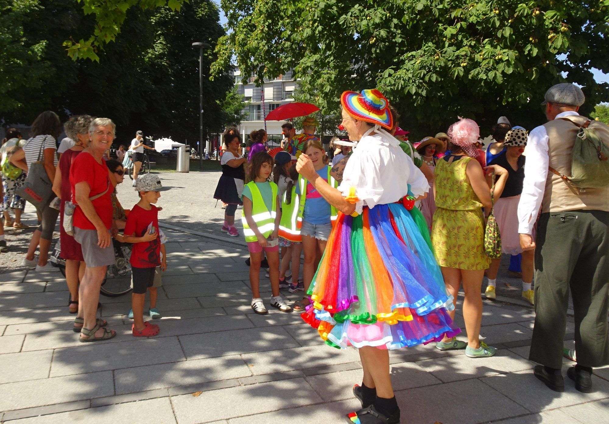 Für die Clowns wurde der Dornbirner Wochenmarkt zur ungewöhnlichen Bühne.