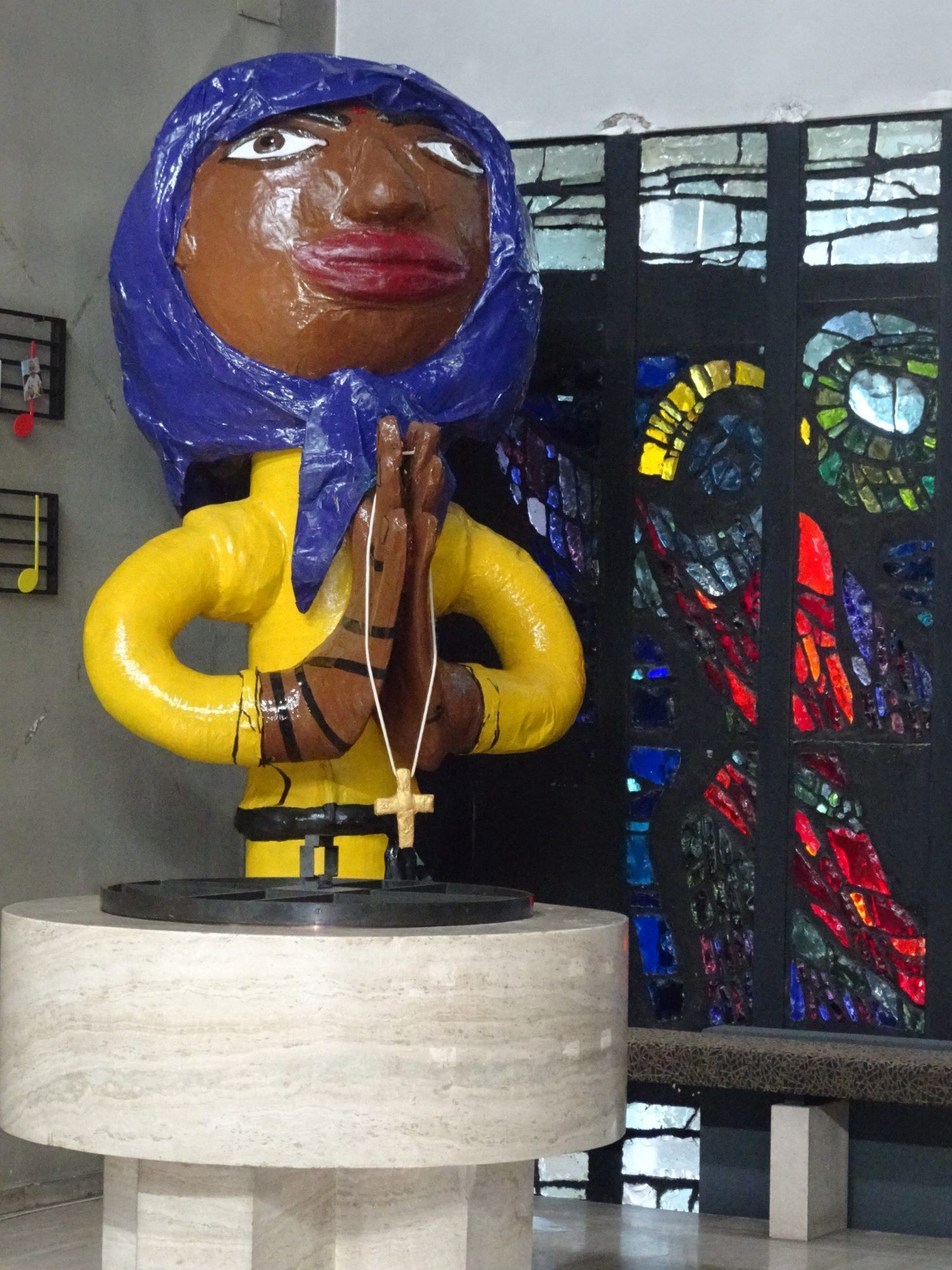 Mit ihren knapp 2,70 Metern sind die Riesenkinder in der Kirche kaum zu übersehen.