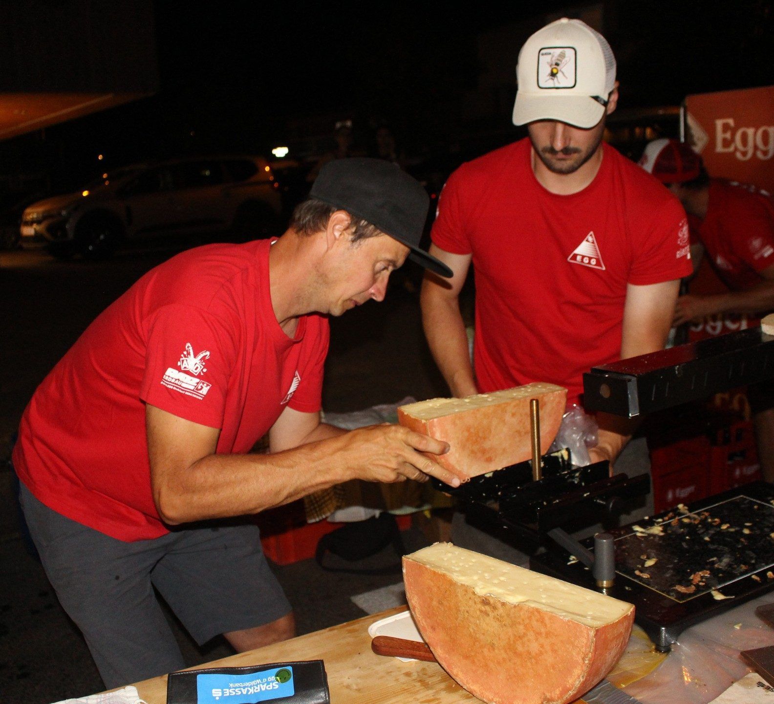 Am Raclette-Stand hatten die „Gastronomen“ des Skiklubs alle Hände voll zu tun.