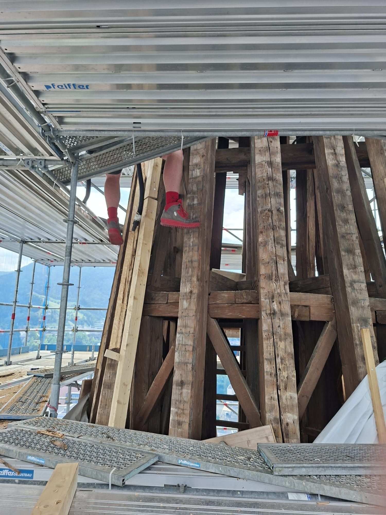 Die historische Holzkonstruktion des Kirchturmdachs wurde teilweise saniert.