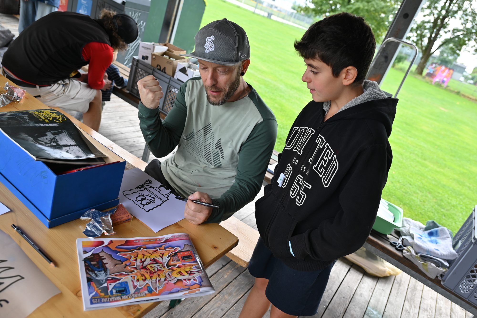 Graffiti-Künstler Jens Gander zeigte den Kids, was sie bei den Graffiti-Zeichnungen beachten müssen.