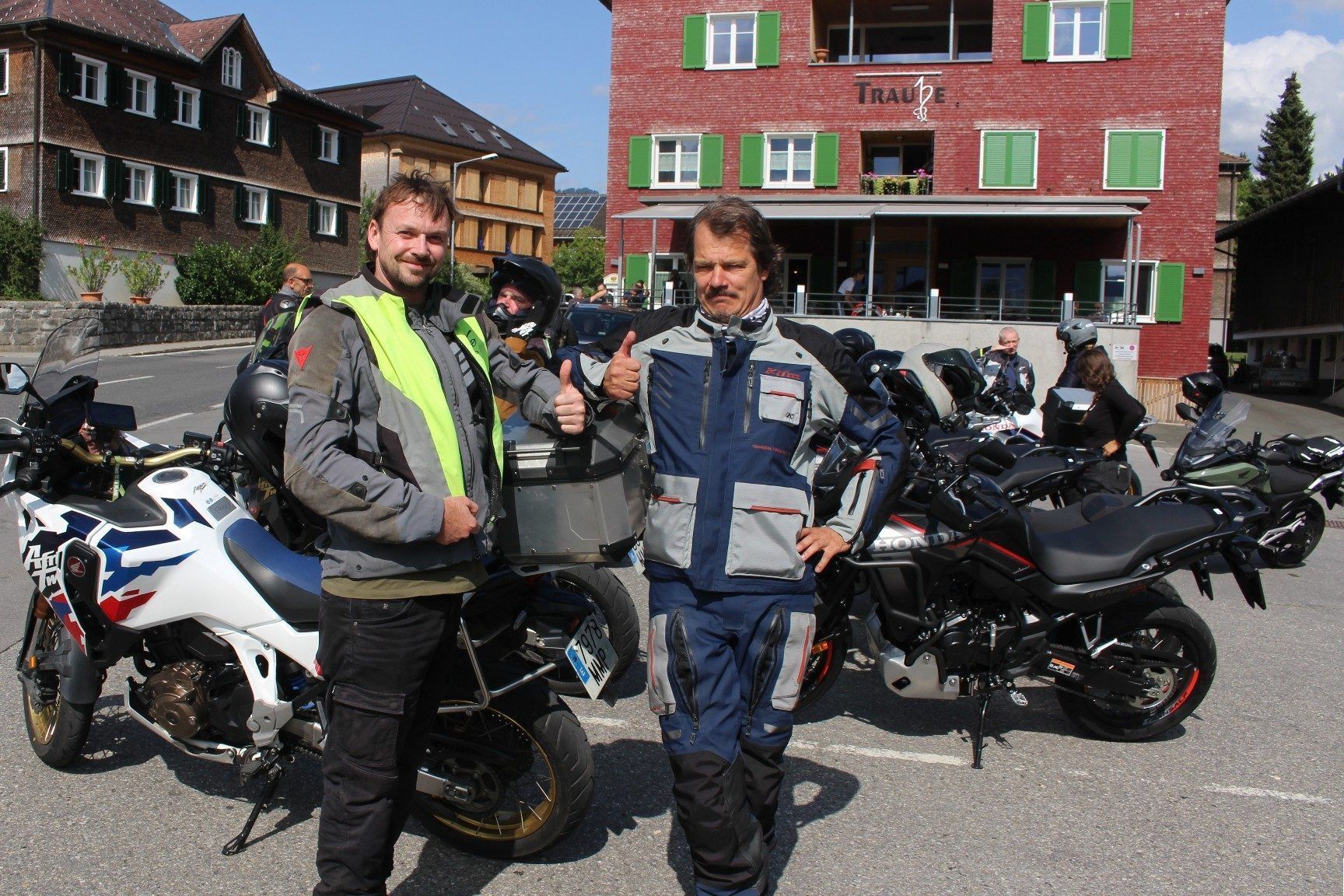  Motorrad-Freundschaften sind manchmal grenzenlos – wie die Kennzeichen von Spanien über Österreich bis Deutschland auf dem Lingenauer Dorfplatz bestätigten.