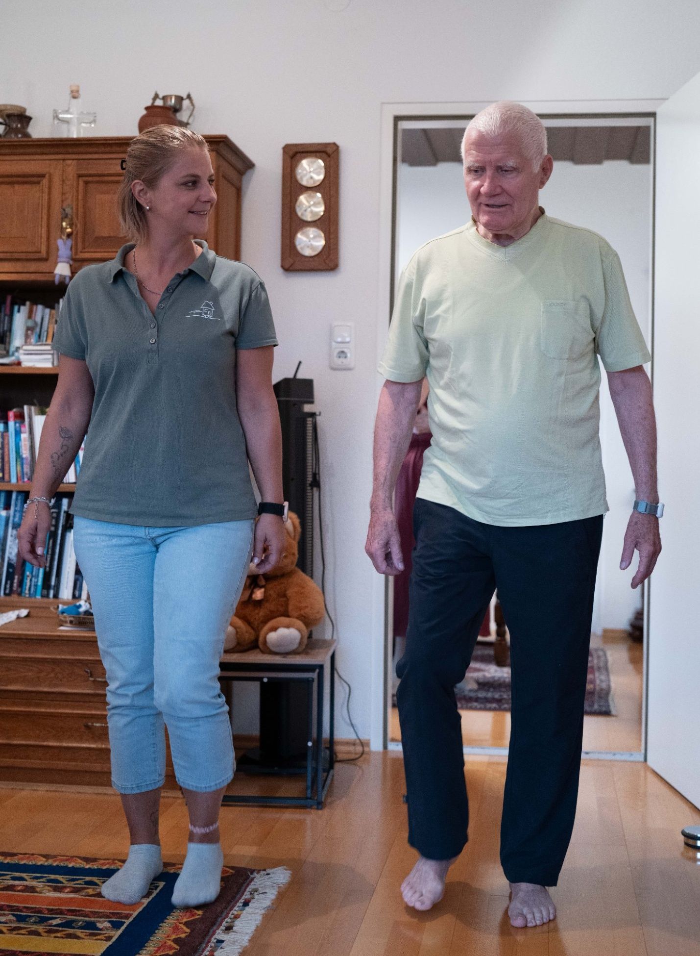 Sonja Stefler und Josef Wurst wärmen sich auf.