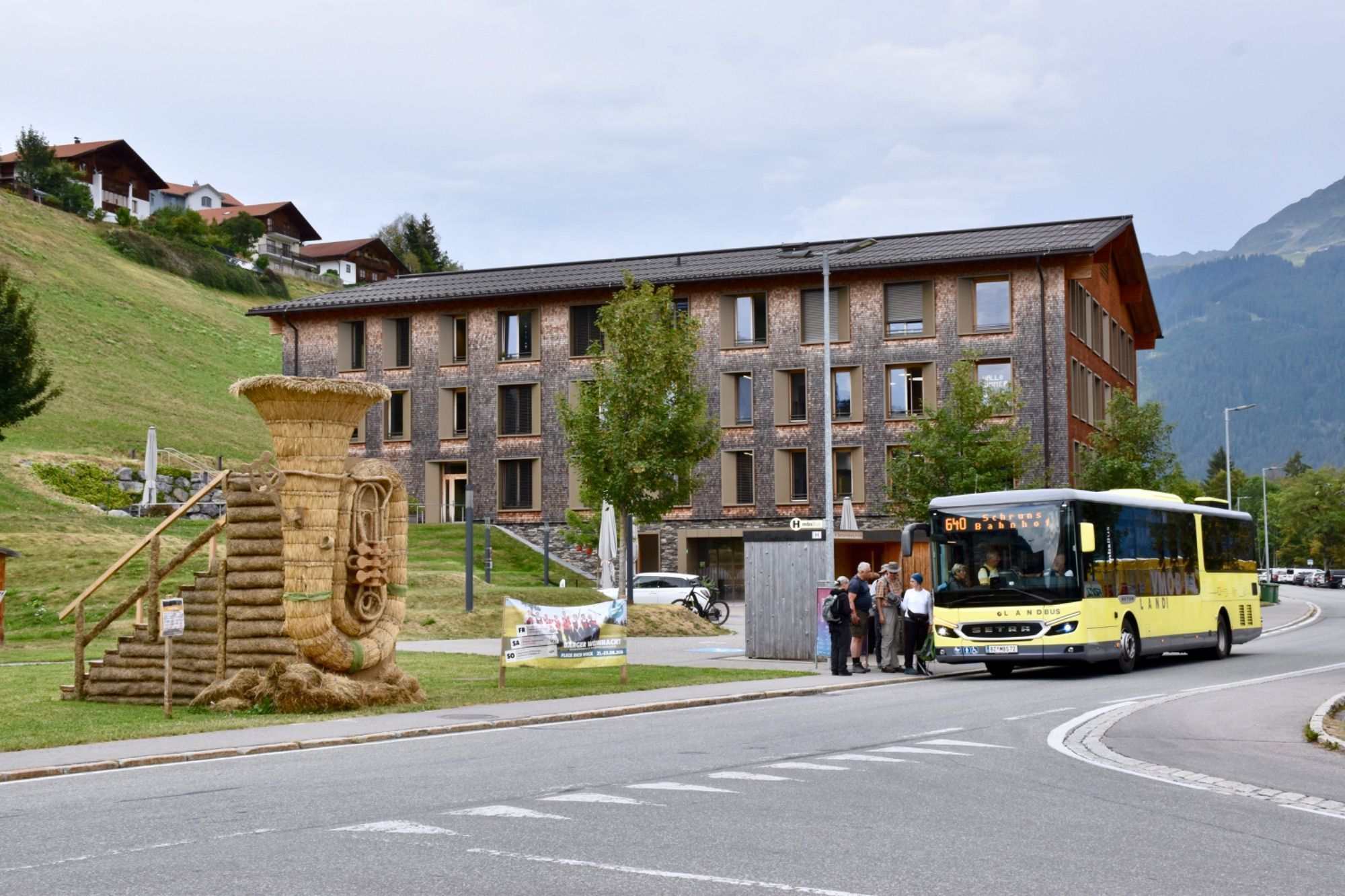 Die Stroh-Tuba am Bartholomäberg, im Hintergrund das Pflegeheim St. Anna Hilfe und der Landbus