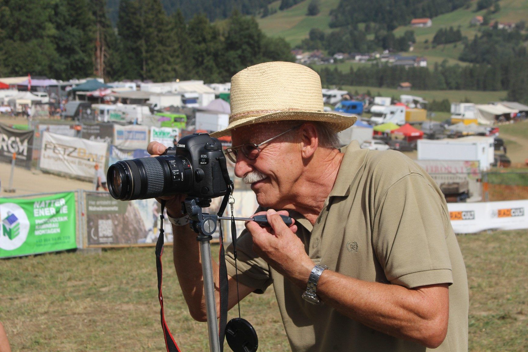 Der frühere Langener Bürgermeister Hans Kogler war fleißig unterwegs, um das Rennwochenende für die Gemeindechronik zu dokumentieren.