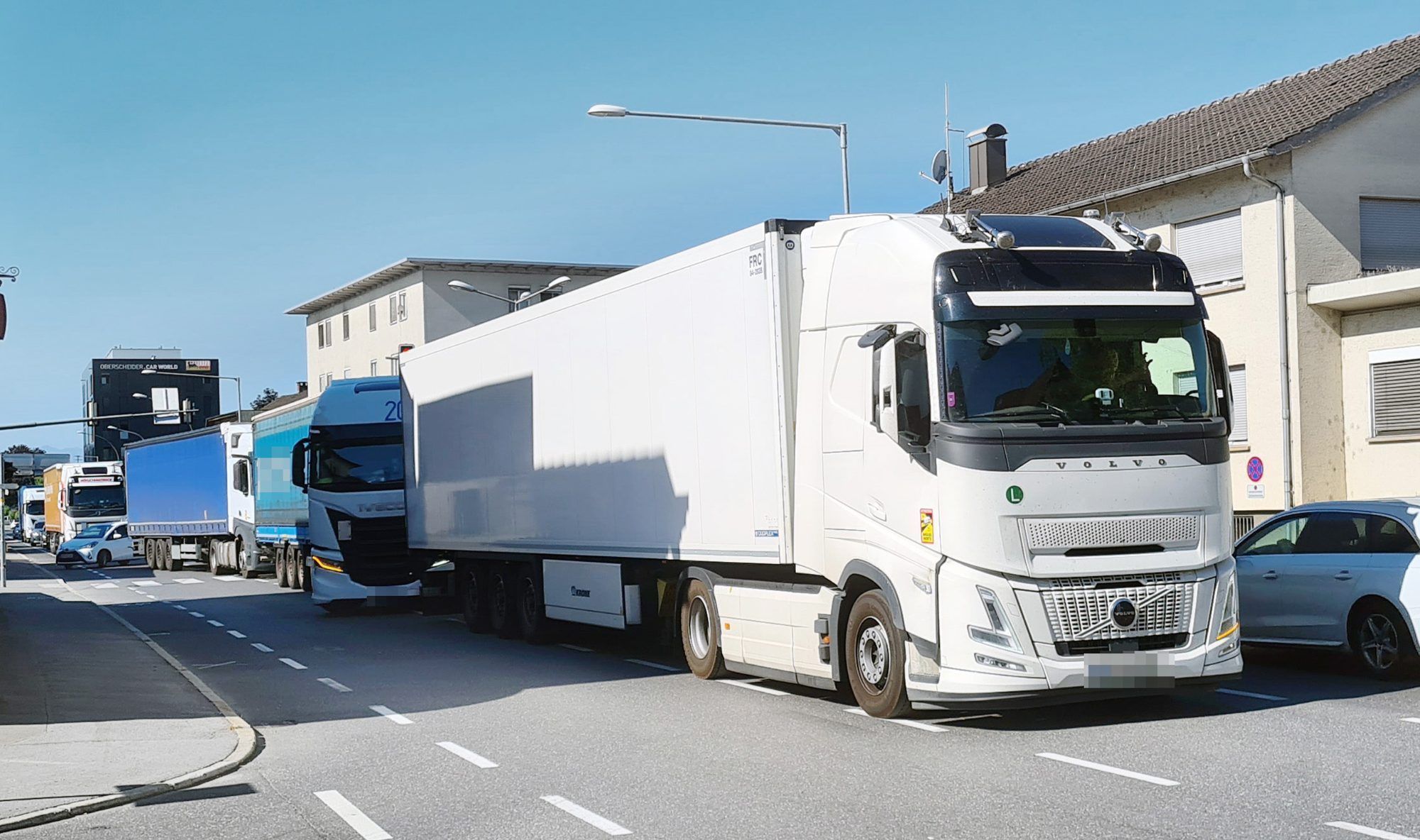 Gerade vor dem Zollamt gibt es immer wieder sehr kritische Situationen. Für Radfahrer, Kinder, Senioren und Fußgänger ist es hier lebensgefährlich. (Quelle: Grabher)